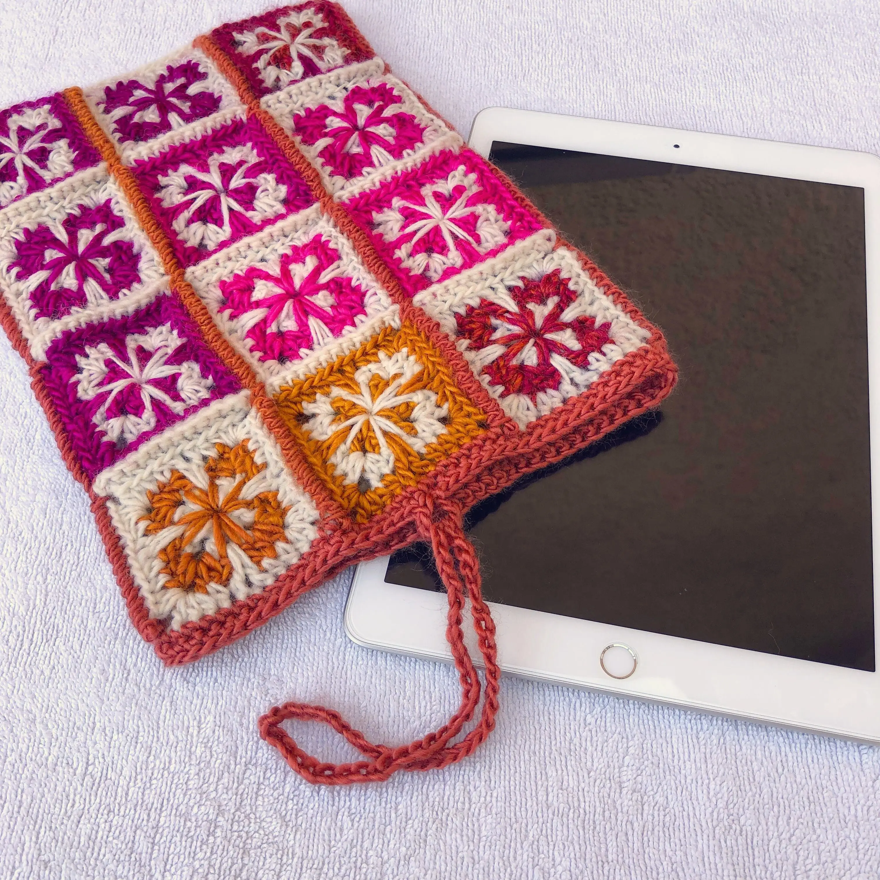 1027-aztec-tiles-tablet-cover-1.webp