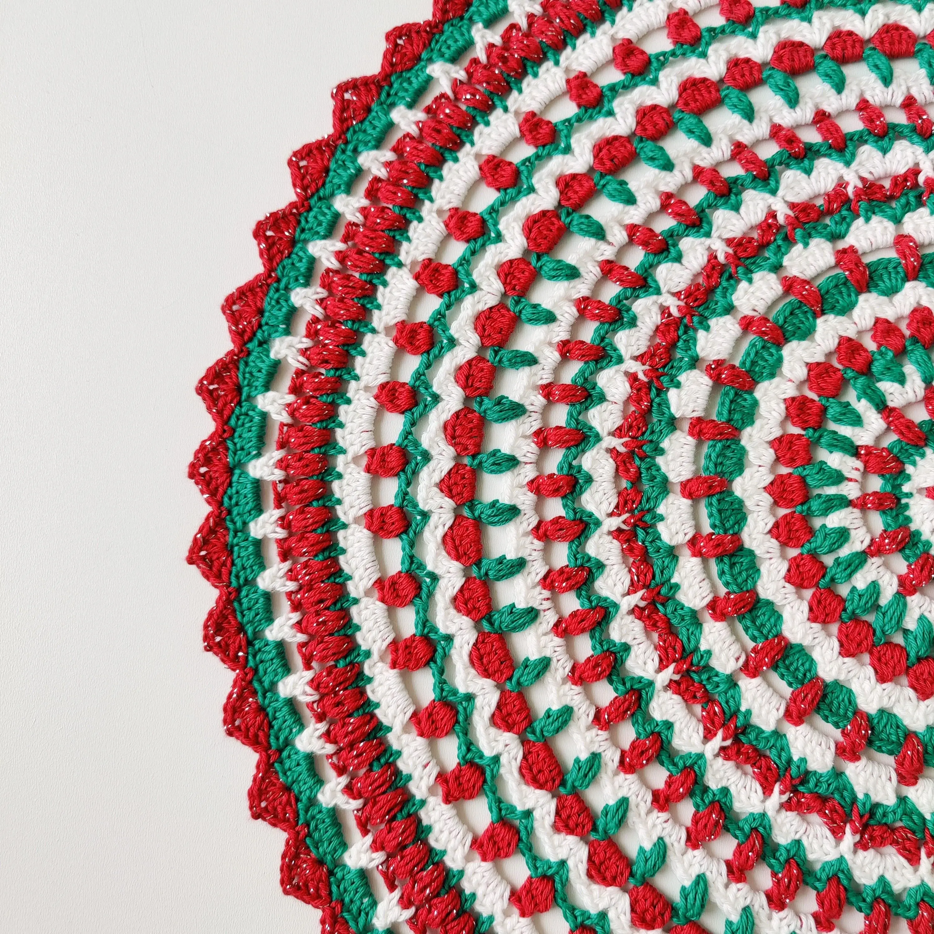 11314-holly-jolly-christmas-doily-mandala-1.webp