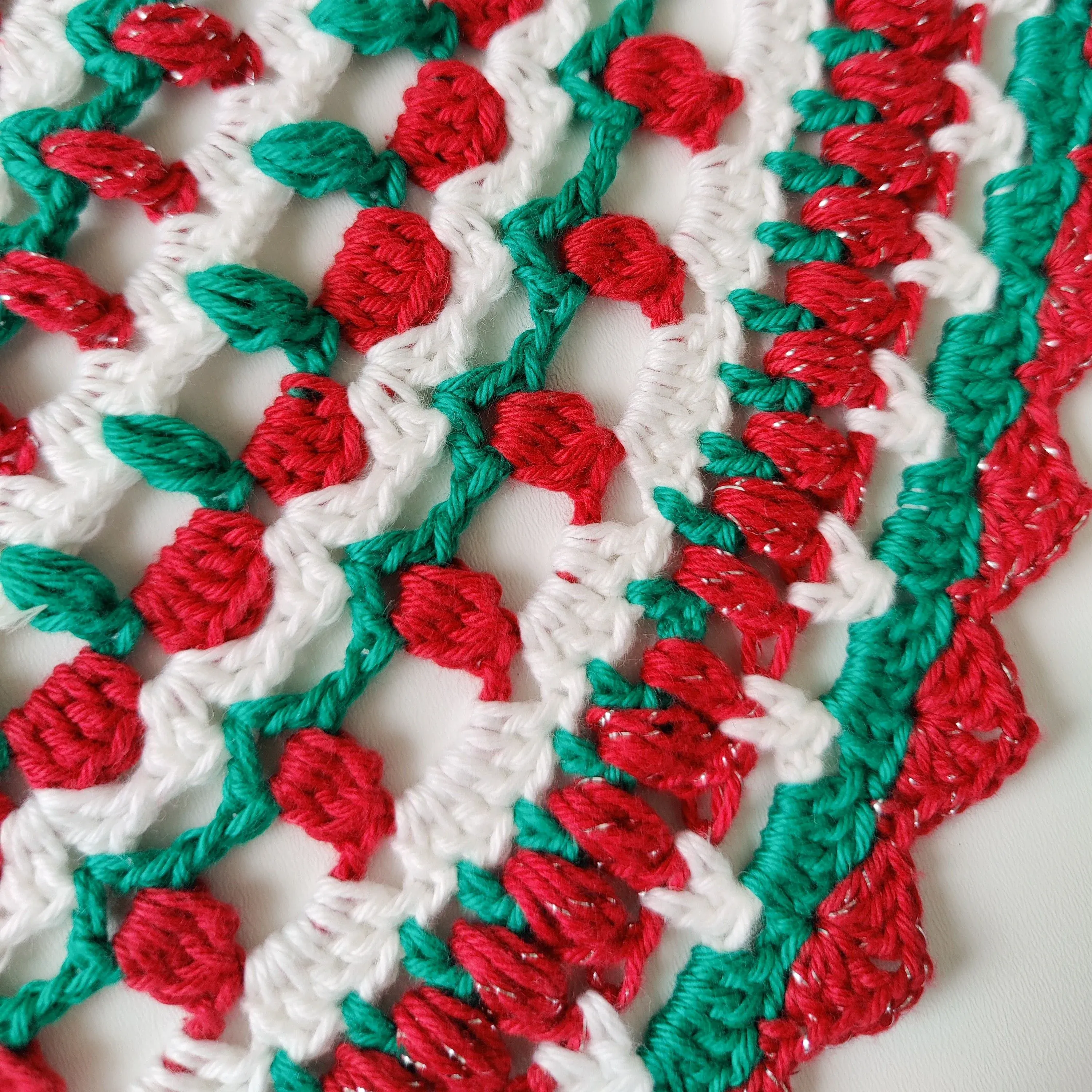 11314-holly-jolly-christmas-doily-mandala-1.webp