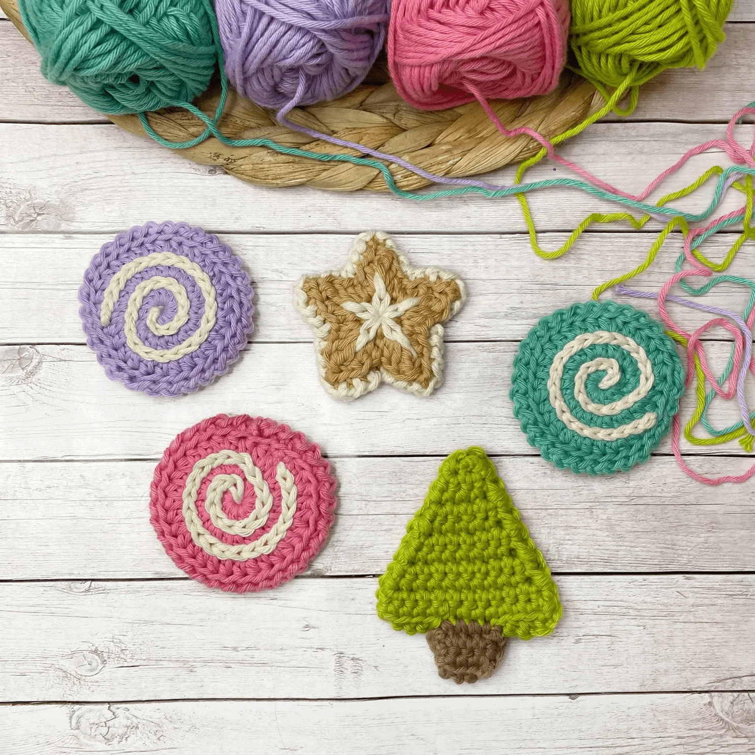 11404-candyland-christmas-garland-1.webp