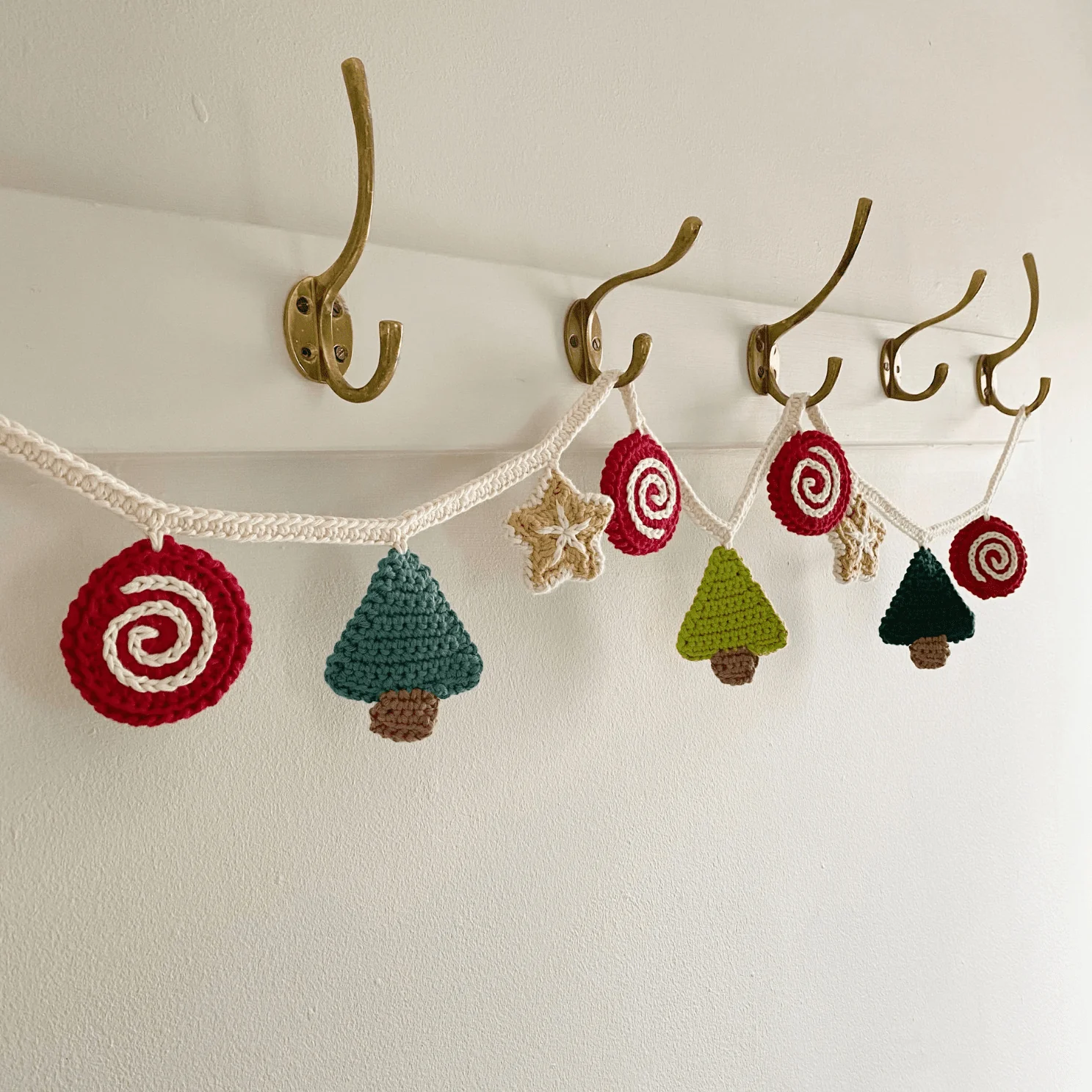 11404-candyland-christmas-garland-1.webp