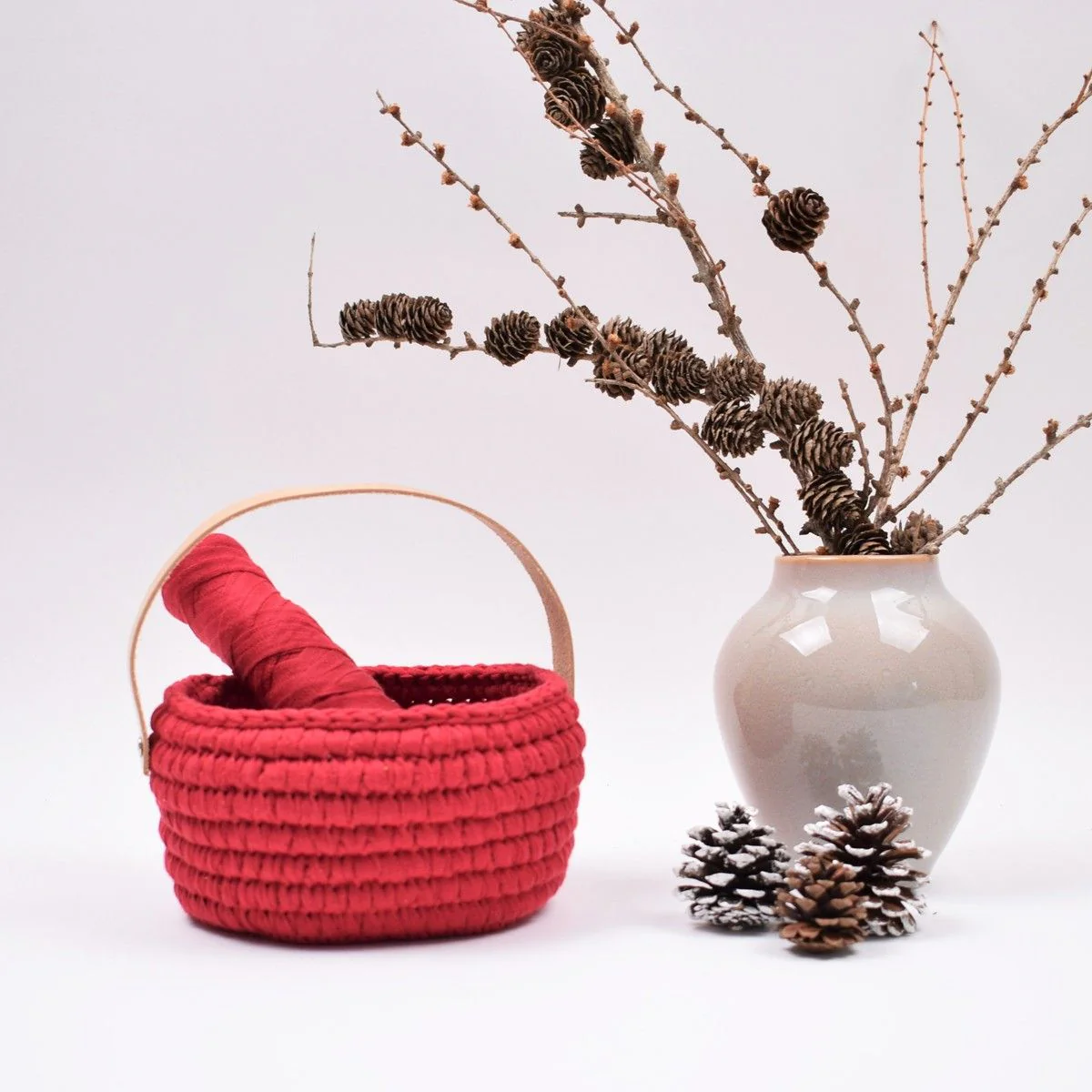 11449-ribbon-christmas-basket-with-leather-handle-1.webp