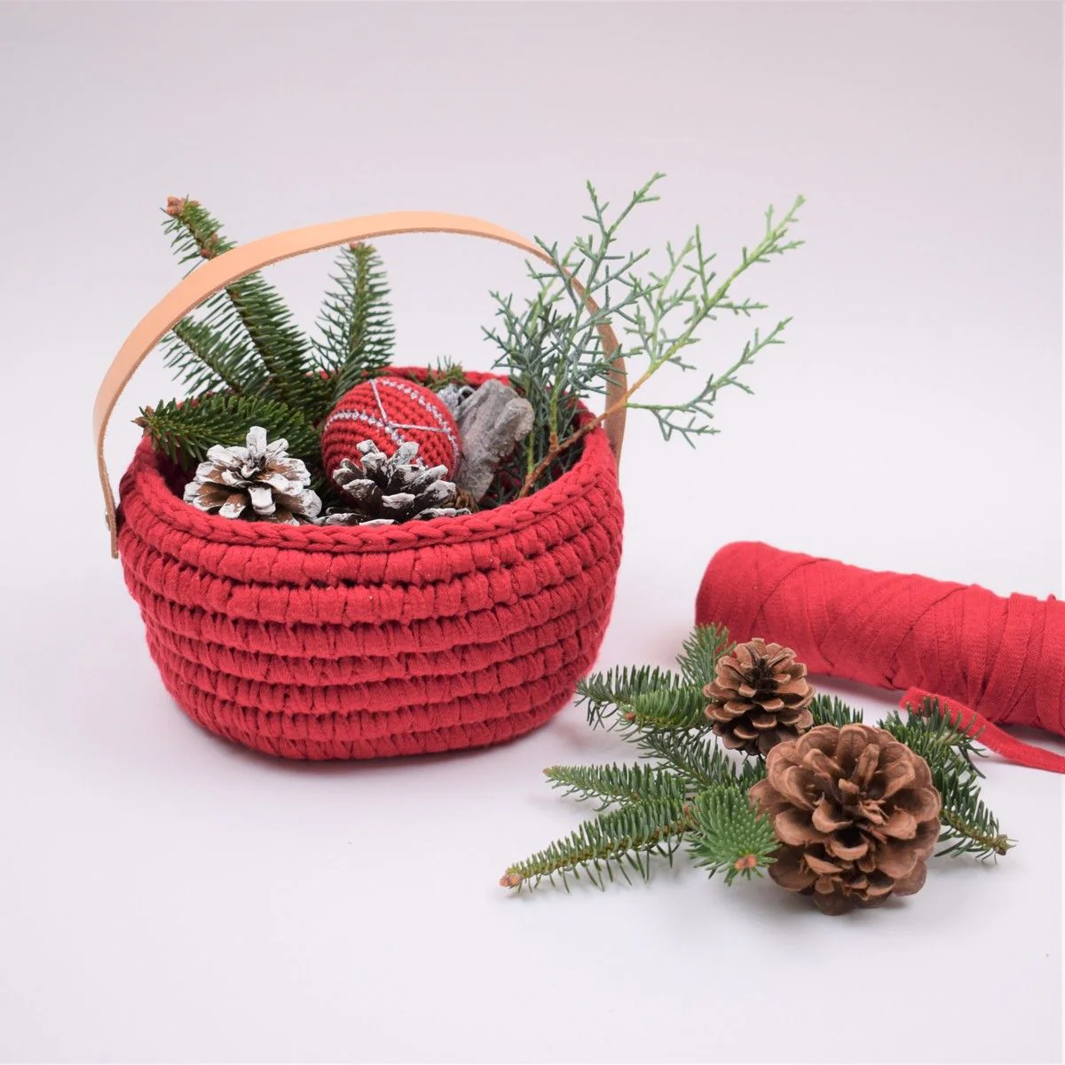11449-ribbon-christmas-basket-with-leather-handle-1.webp