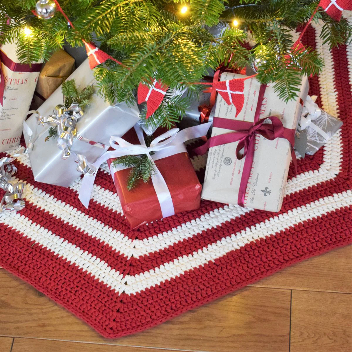 Crocheted Christmas Tree Skirt - Ribbon