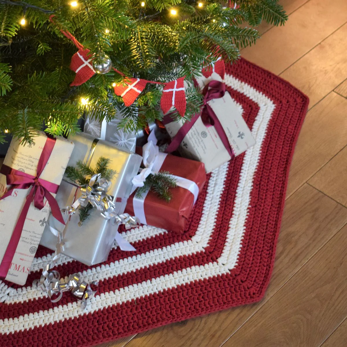 11630-crocheted-christmas-tree-skirt-ribbon-1.webp