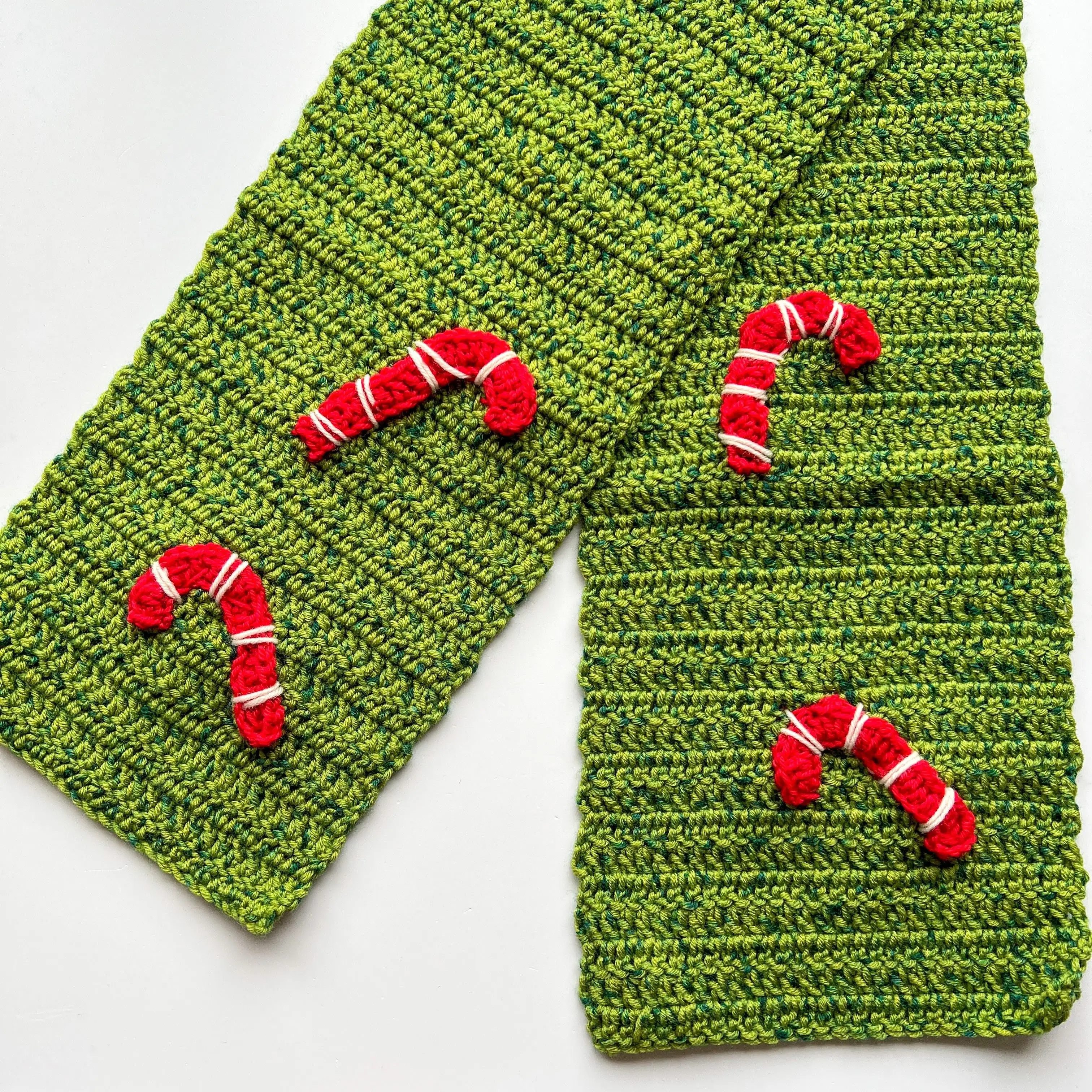 11637-candy-canes-scarf-1.webp
