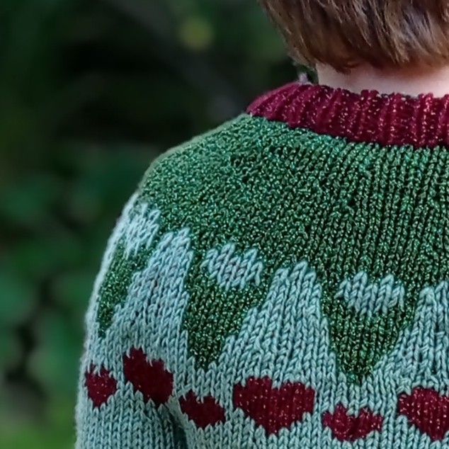 11683-xmashearts-children-s-sweater-1.webp