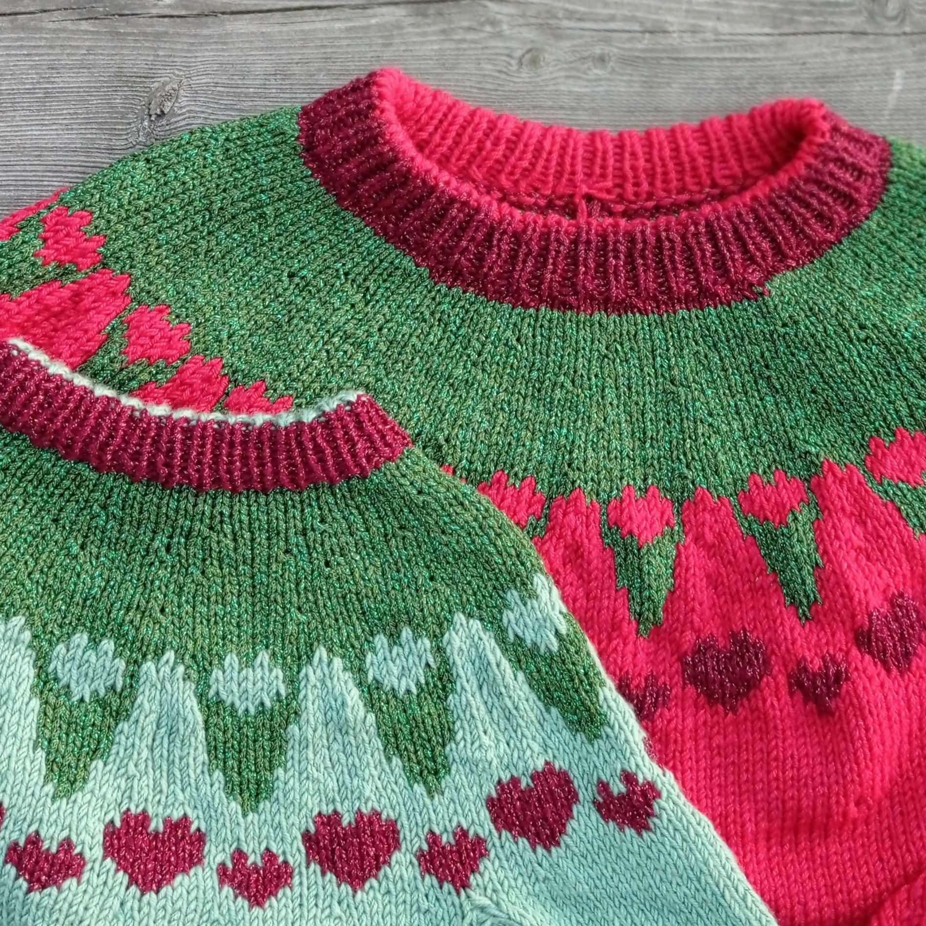 11683-xmashearts-children-s-sweater-1.webp