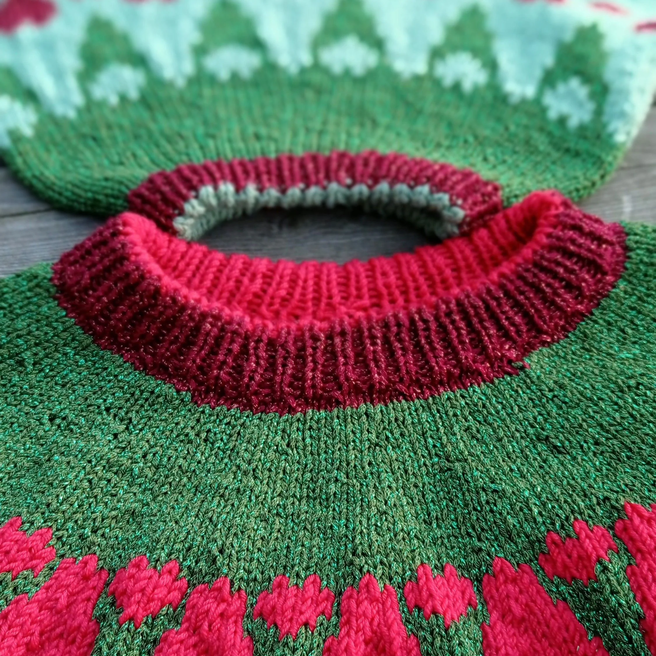 11683-xmashearts-children-s-sweater-1.webp