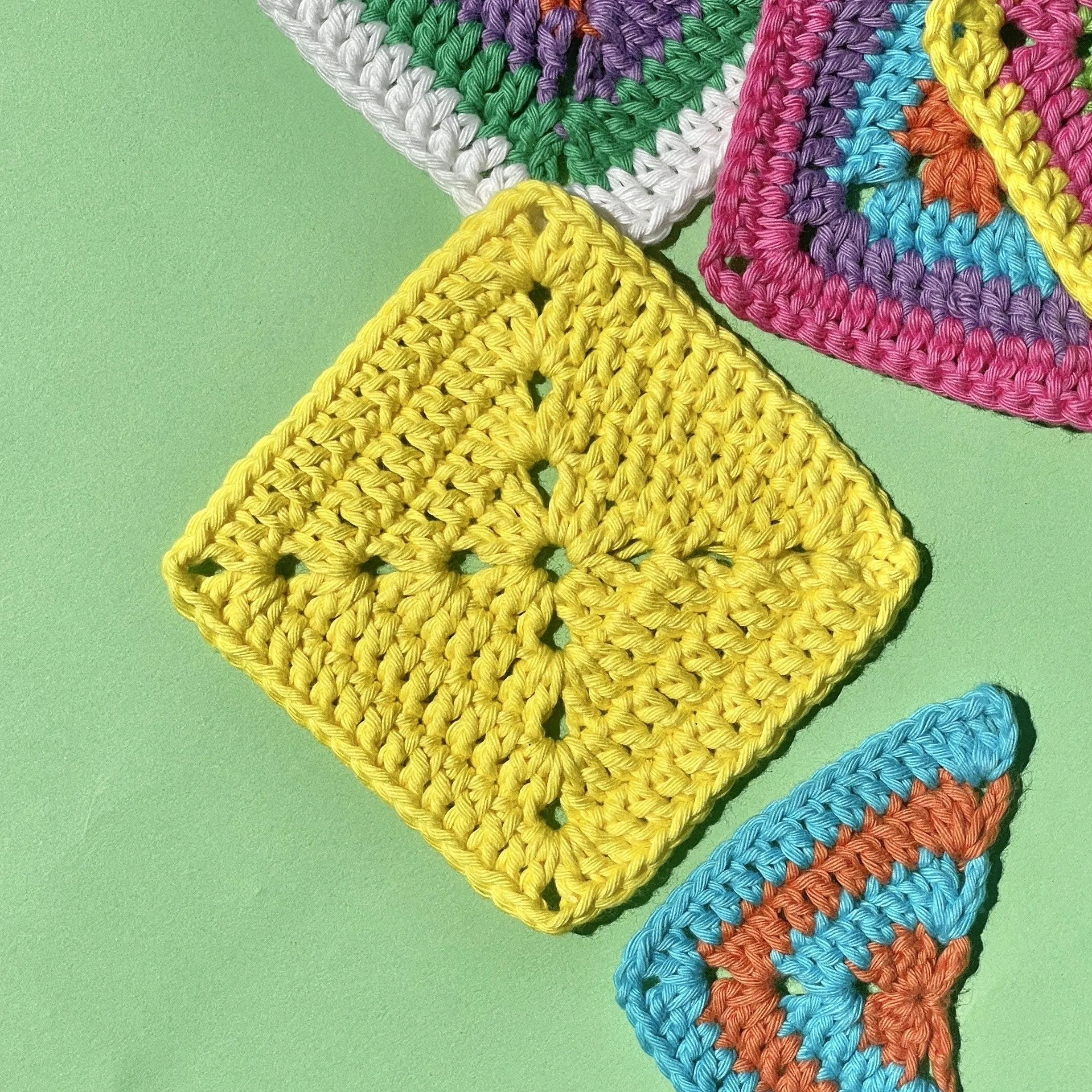 1237-hobbii-granny-square-solid-1.webp