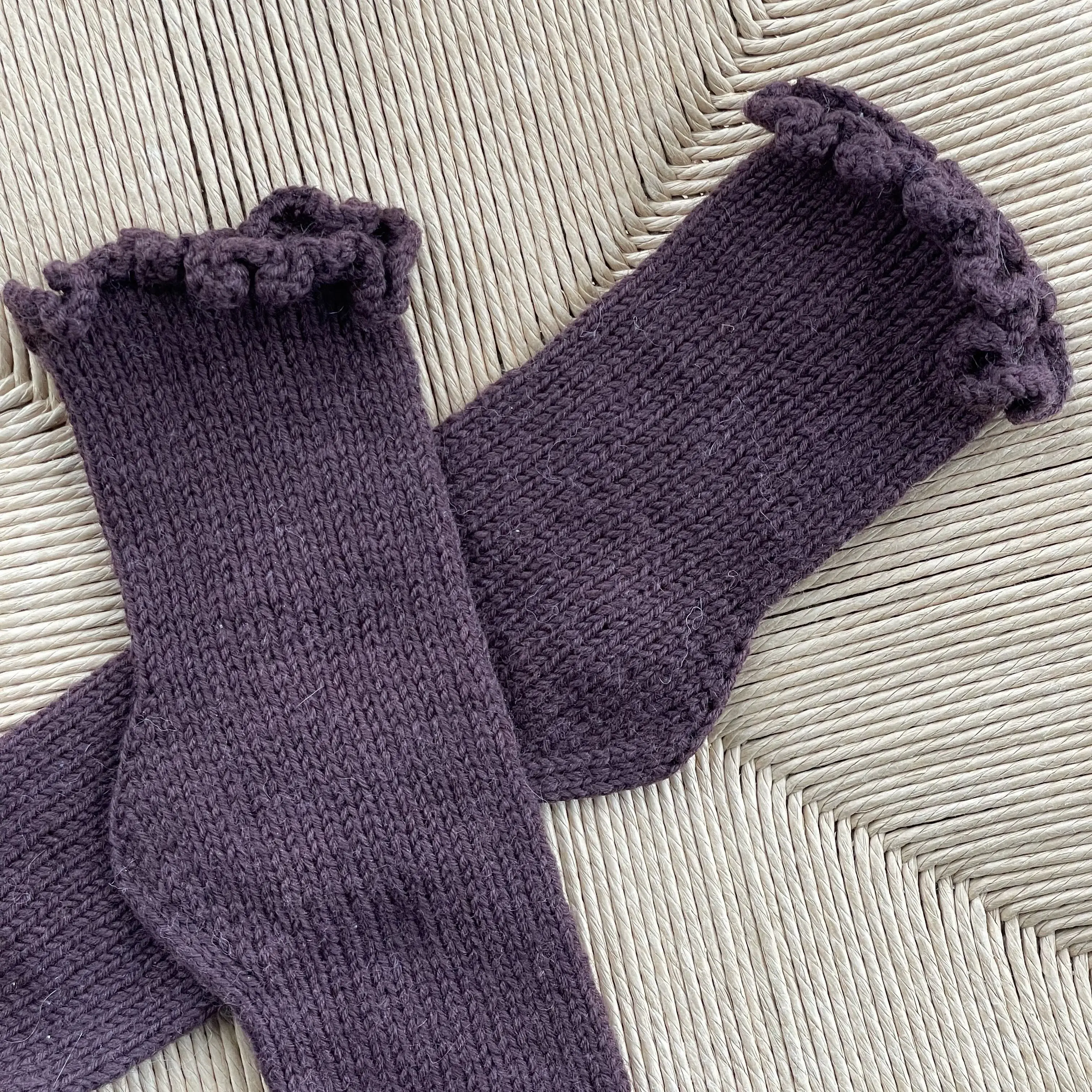 12685-ultra-easy-ruffle-socks-1.webp