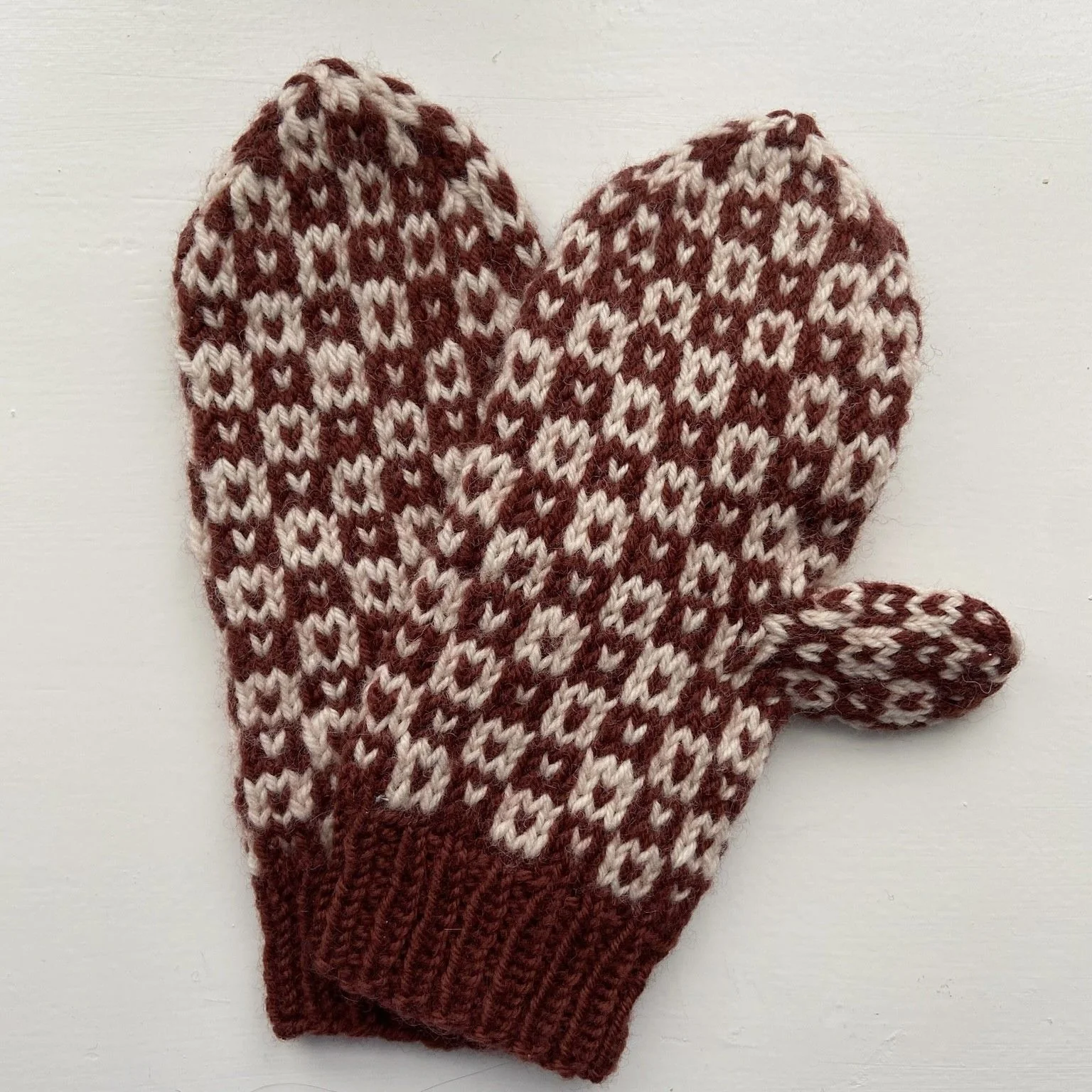 13880-easy-colour-mittens-1.webp