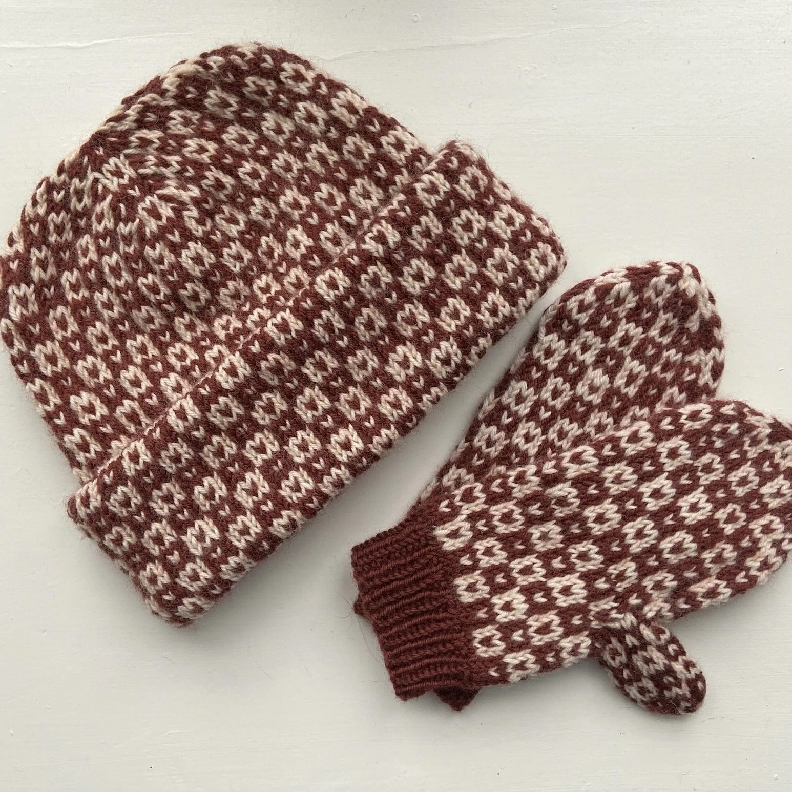 13880-easy-colour-mittens-1.webp