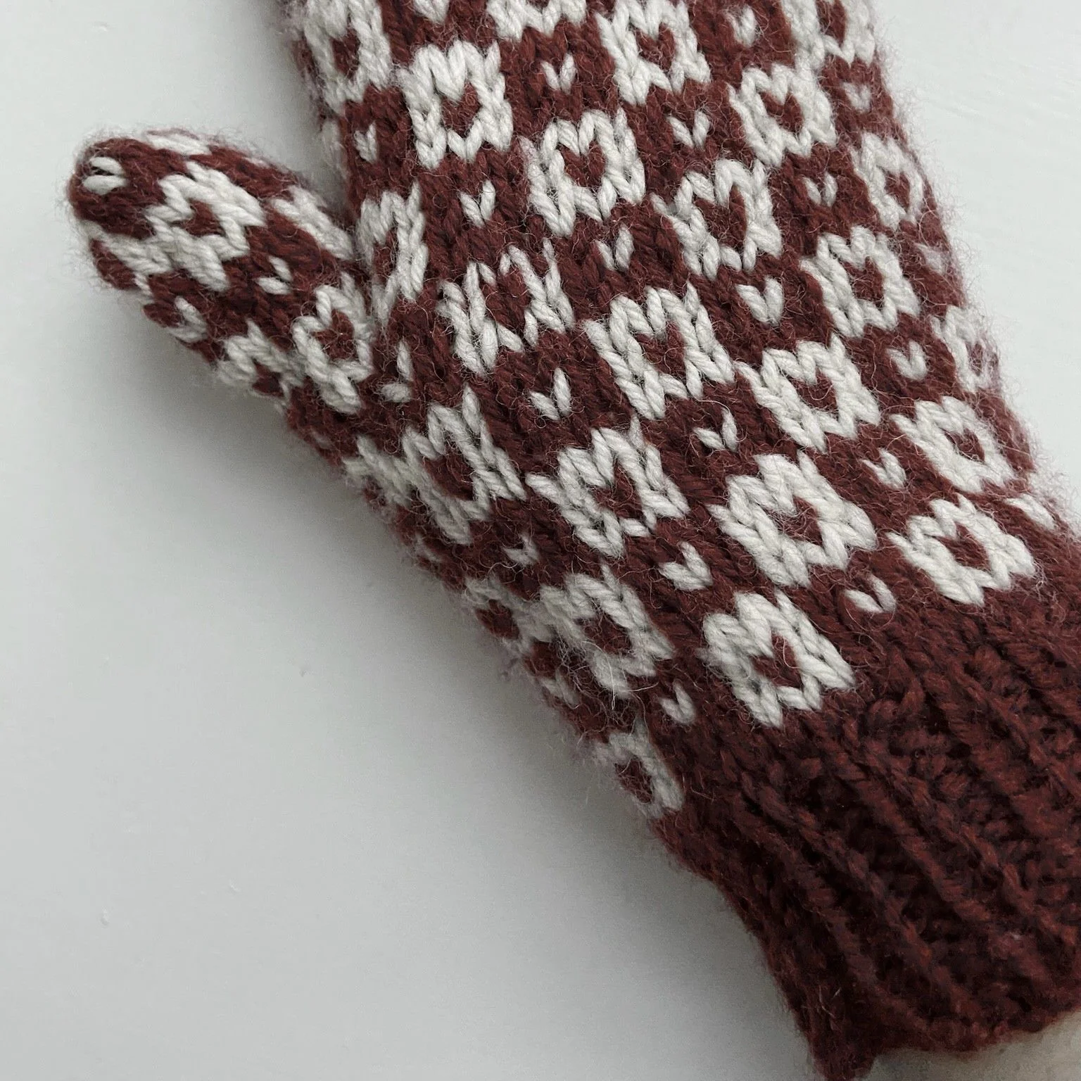13880-easy-colour-mittens-1.webp