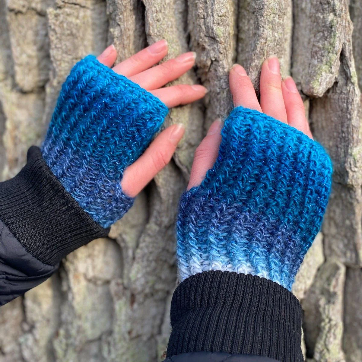 14812-havskum-wrist-warmers-1.webp