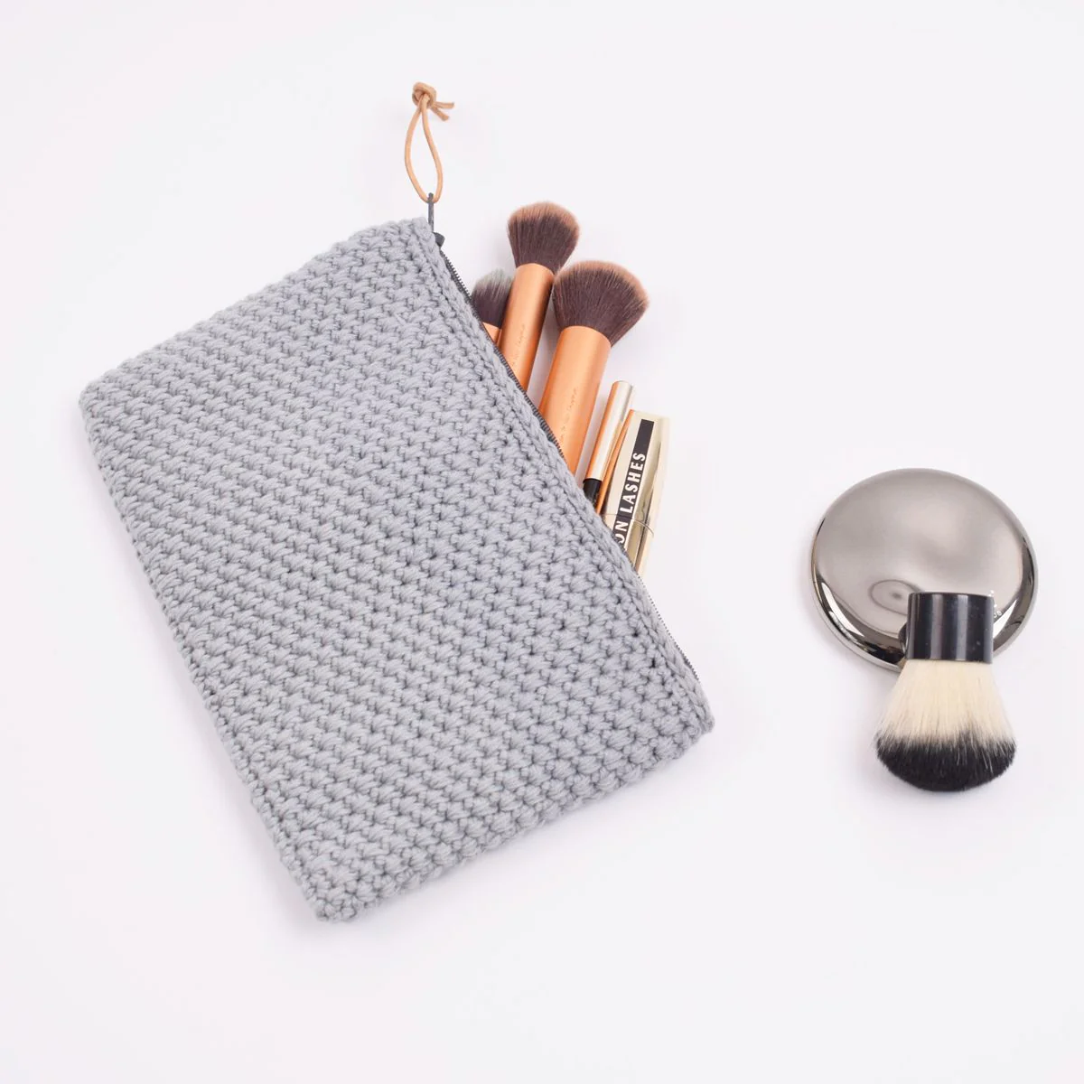 1535-crochet-makeup-bag-1.webp