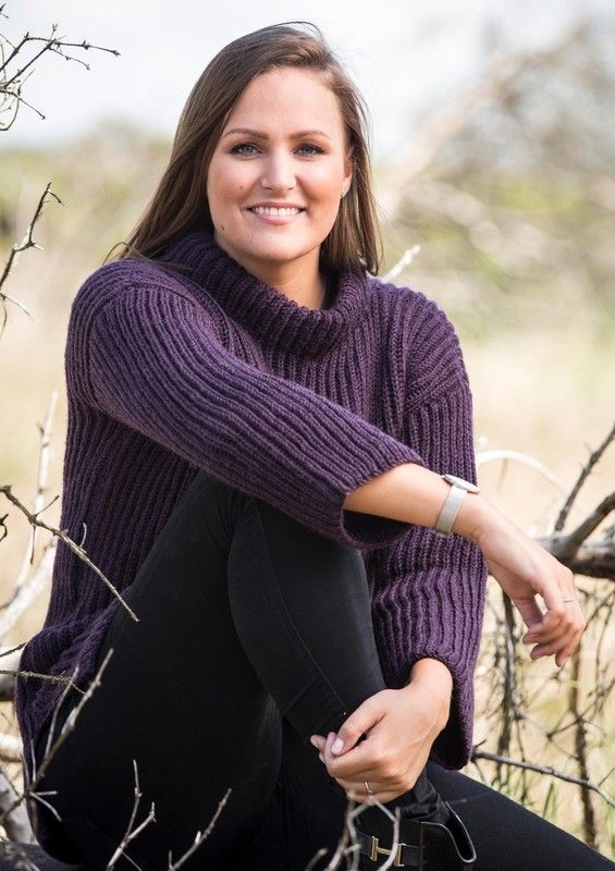 1665 â Womenâs sweater in fishermanâs rib in eggplant Mayflower Easy Care Classic.