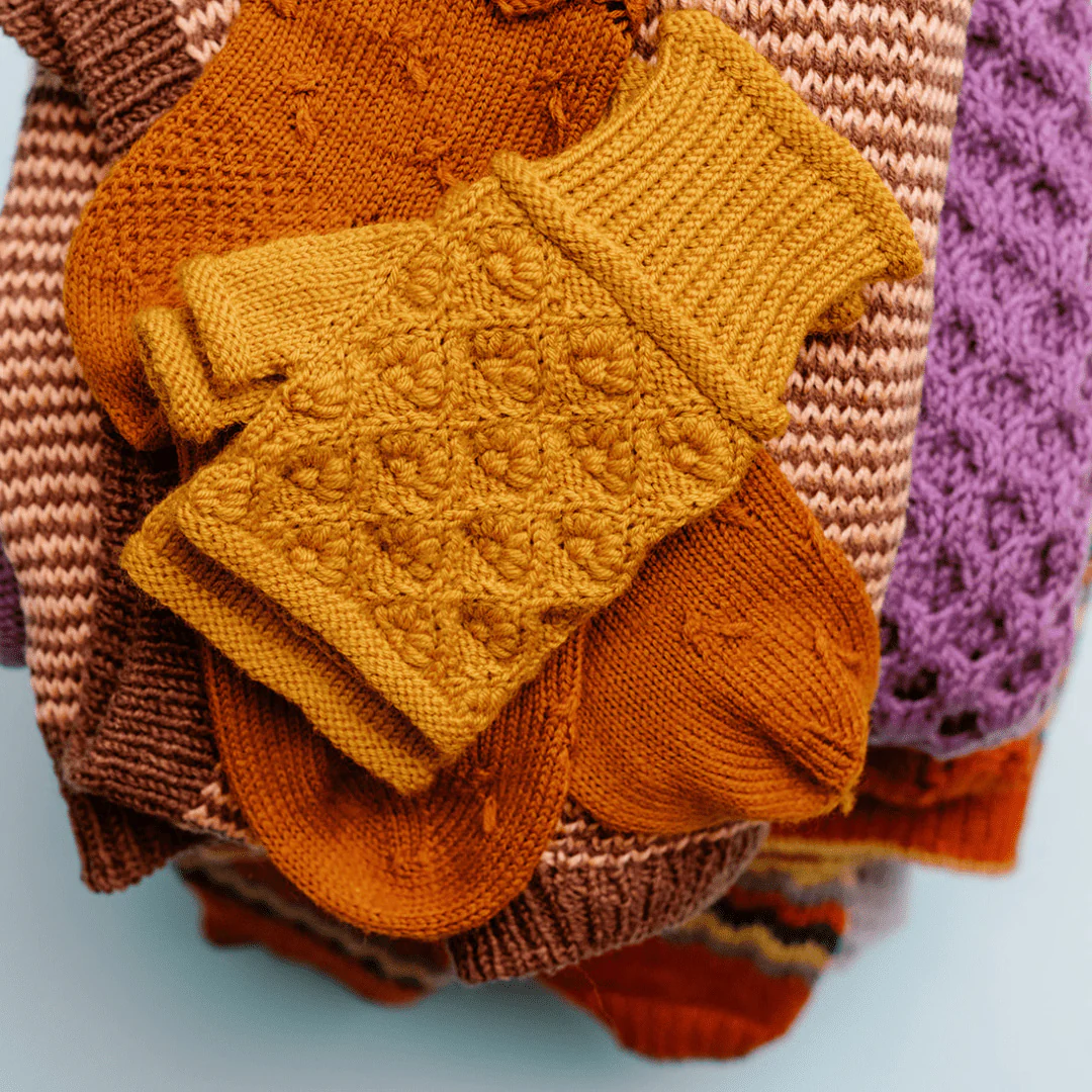 15605-kvitka-textured-flower-mittens-1.webp