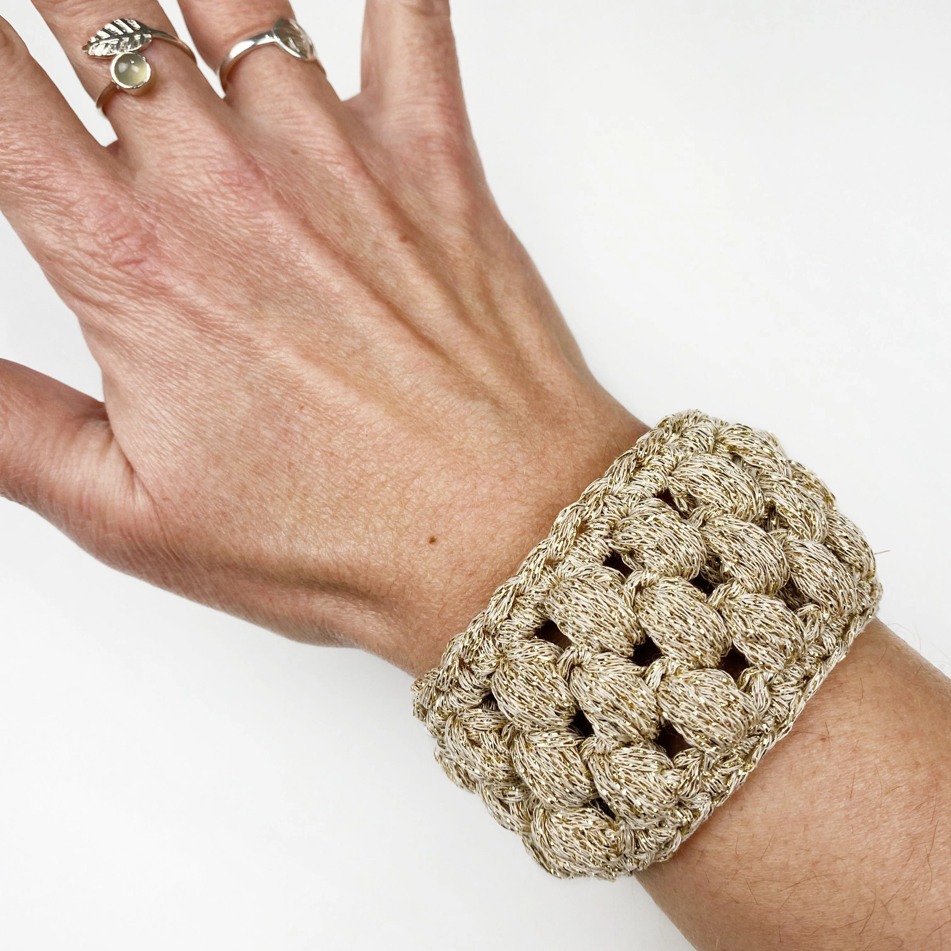 1601-loopy-bangle-accessory-1.webp