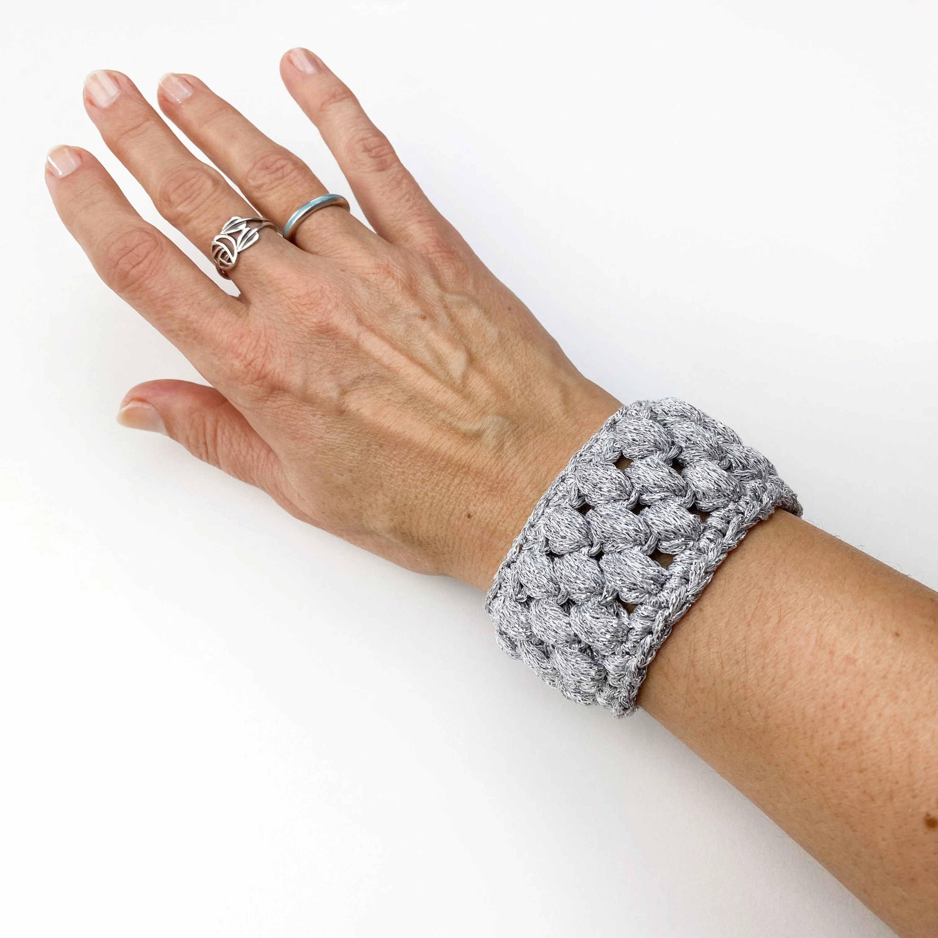1601-loopy-bangle-accessory-1.webp