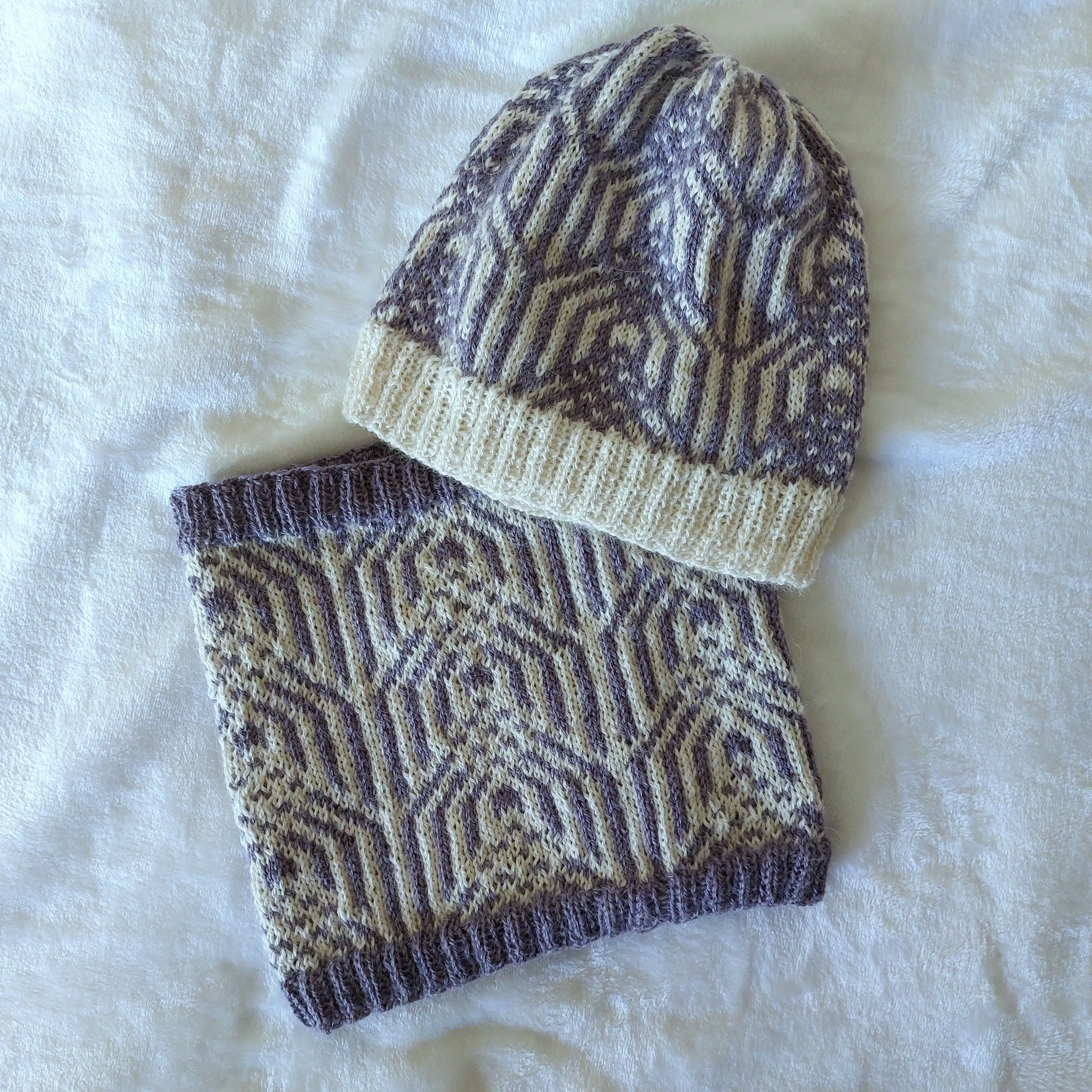 16223-purple-geometries-hat-and-snood-1.webp