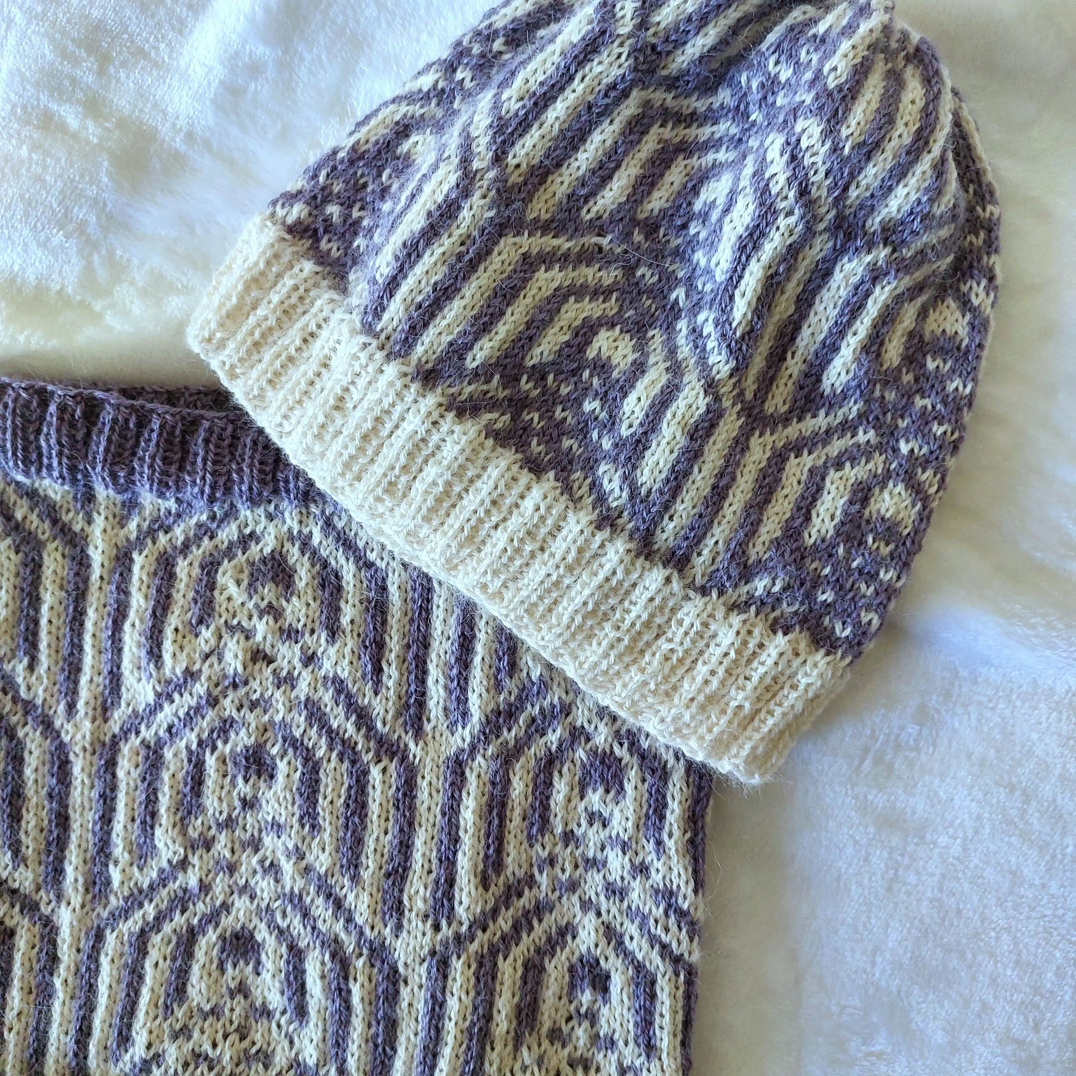 16223-purple-geometries-hat-and-snood-1.webp