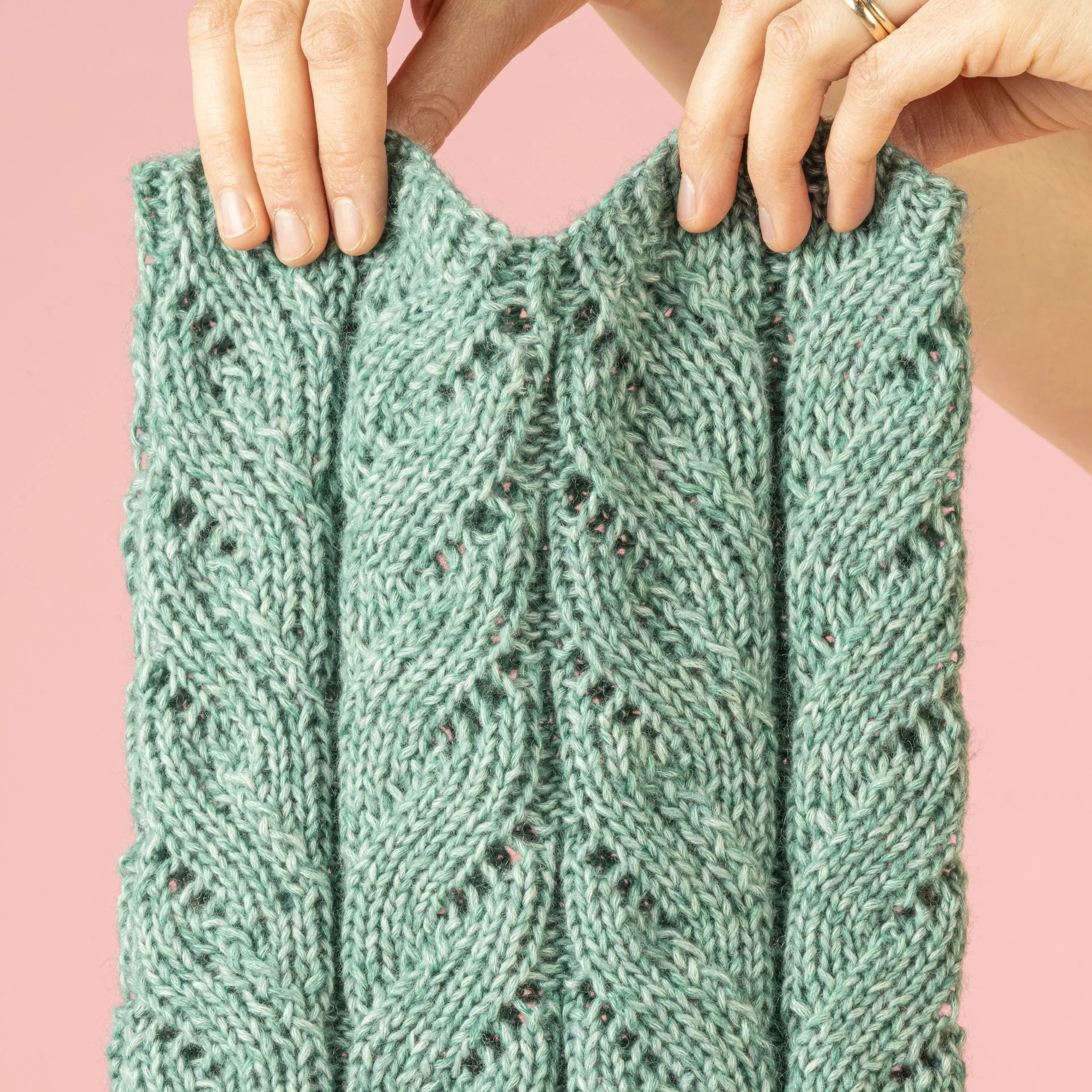 16550-currant-tube-scarf-1.webp