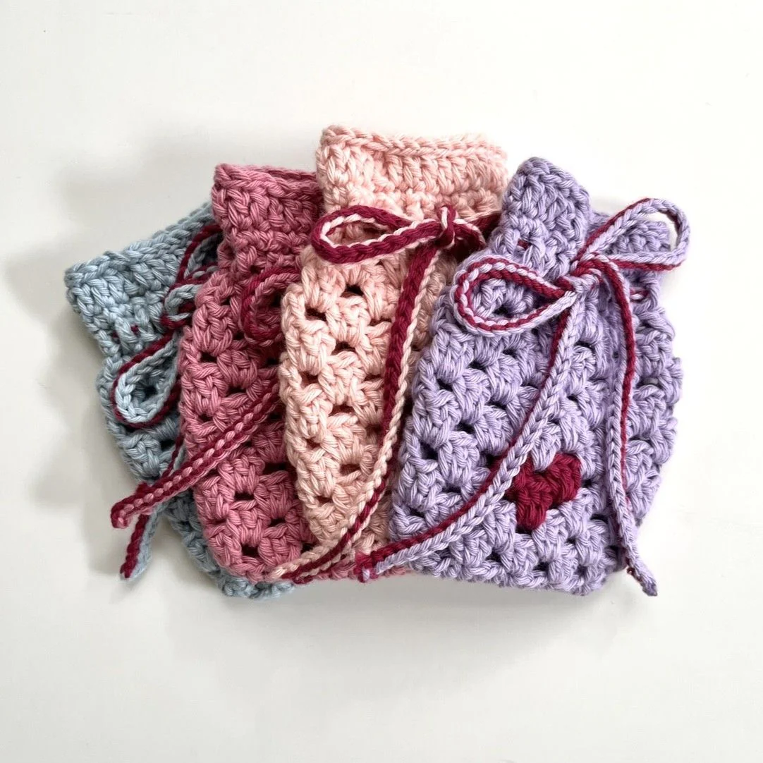 1657-valentino-pouch-1.webp