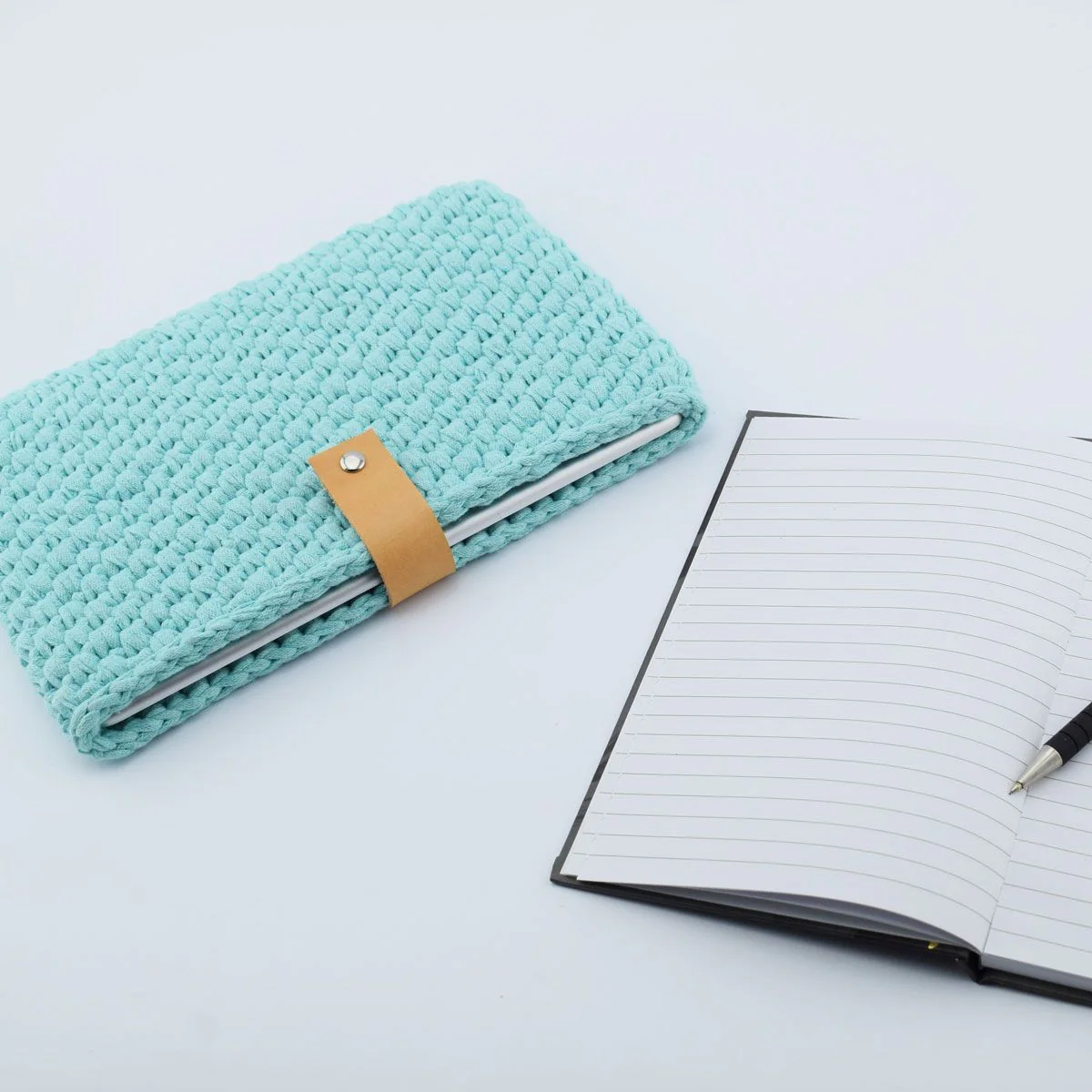 1697-crocheted-ipad-sleeve-1.webp