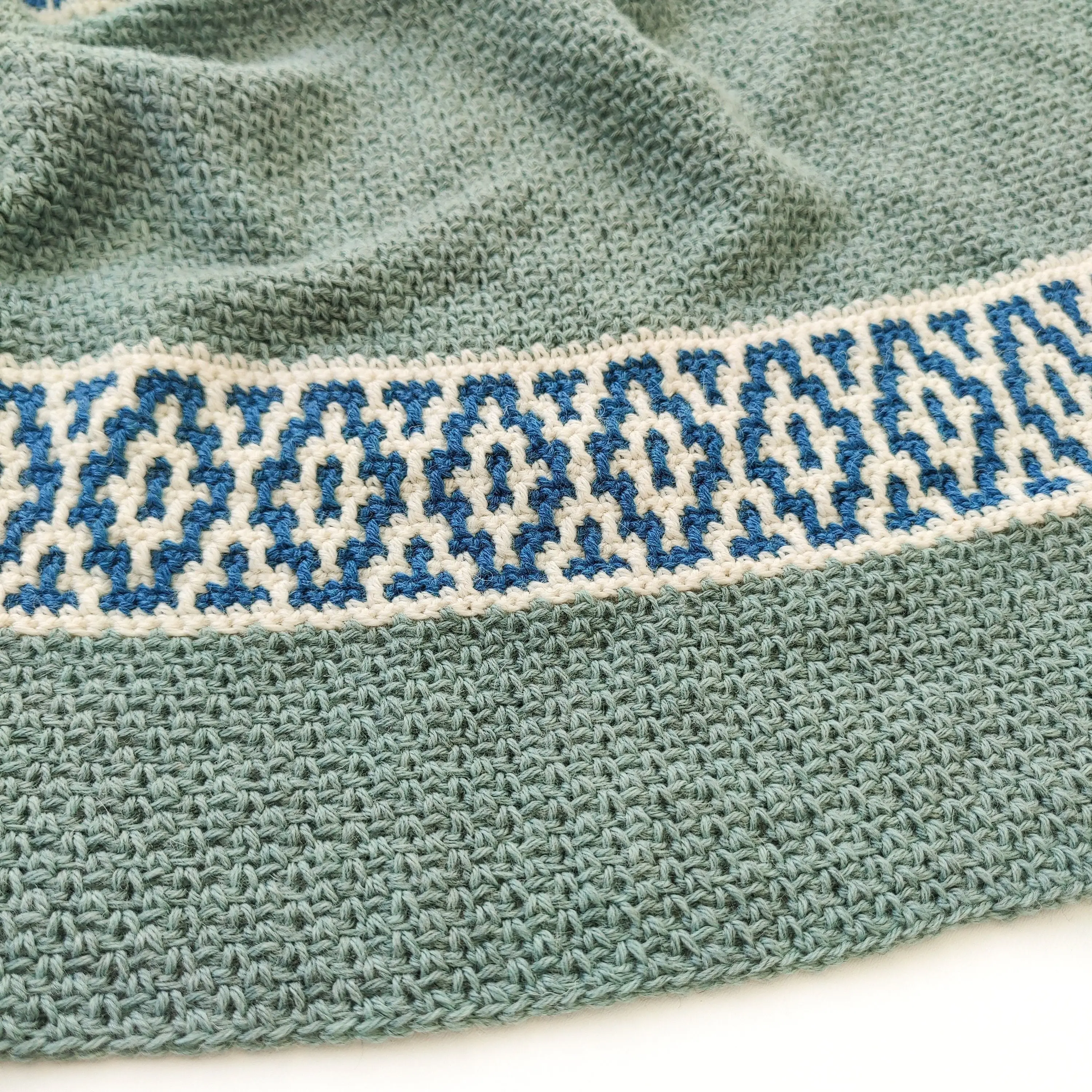 17362-mosaic-dream-shawl-1.webp