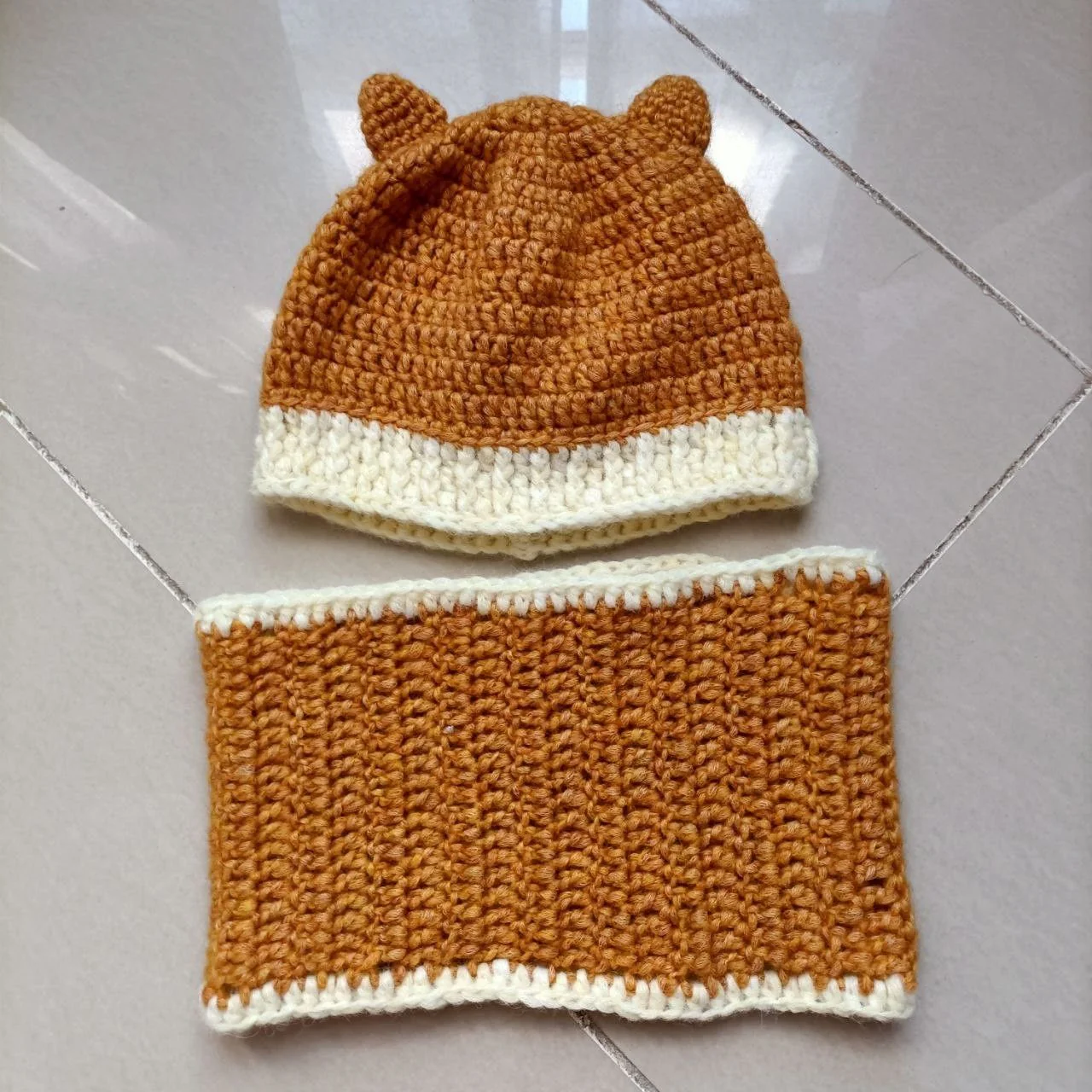 Cat - Childrenâs Beanie and Infinity Scarf