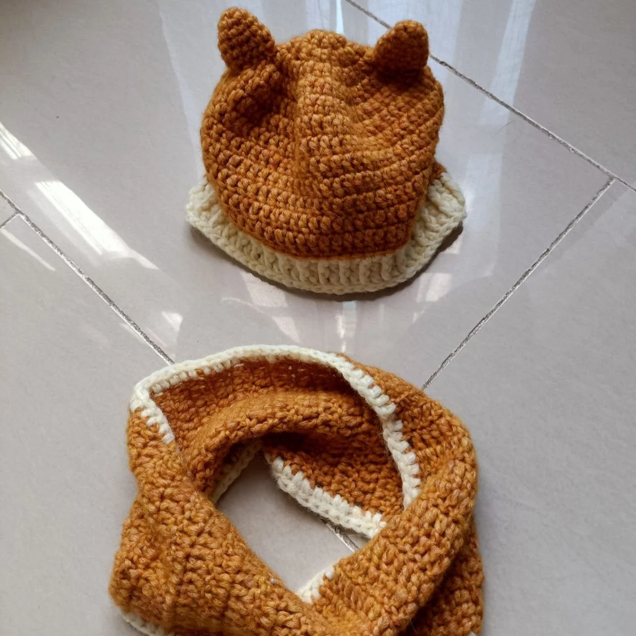 Cat - Childrenâs Beanie and Infinity Scarf