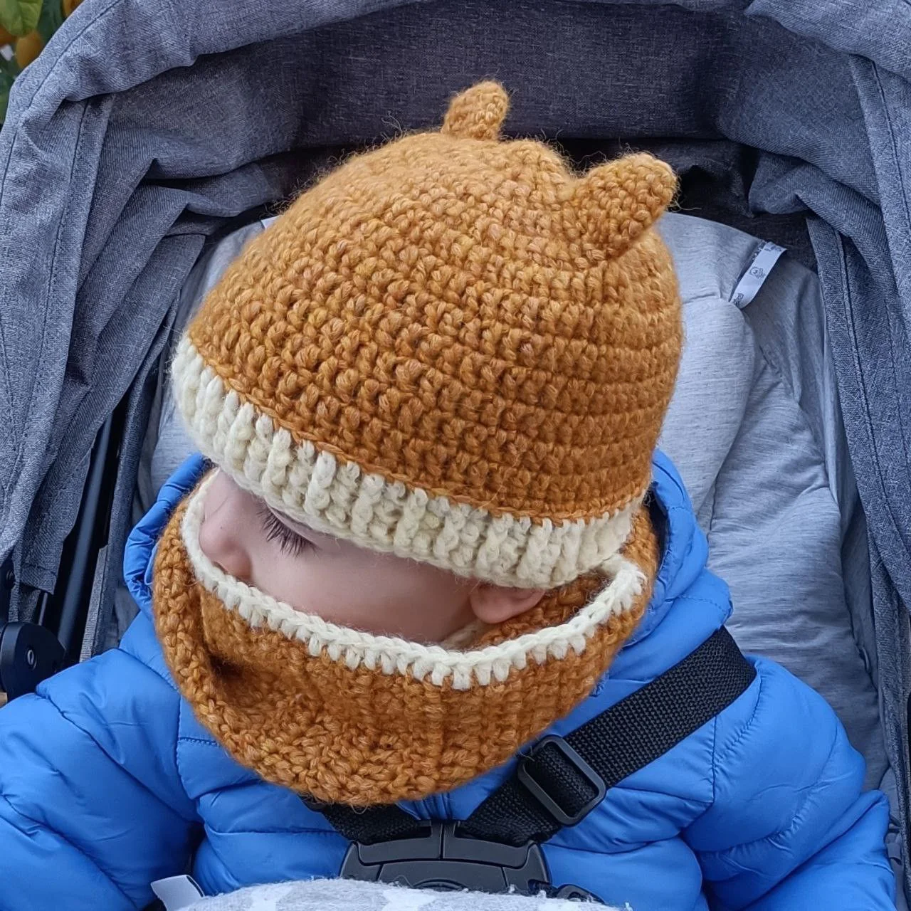 17492-cat-children-s-beanie-and-infinity-scarf-1.webp