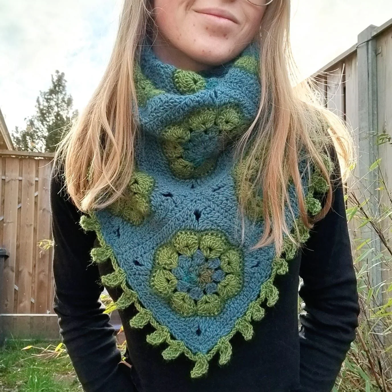 17913-blooming-garden-shawl-1.webp