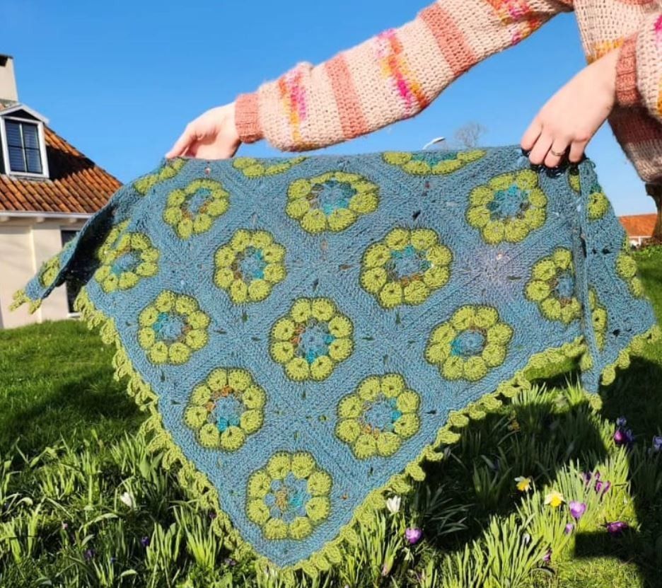 17913-blooming-garden-shawl-1.webp