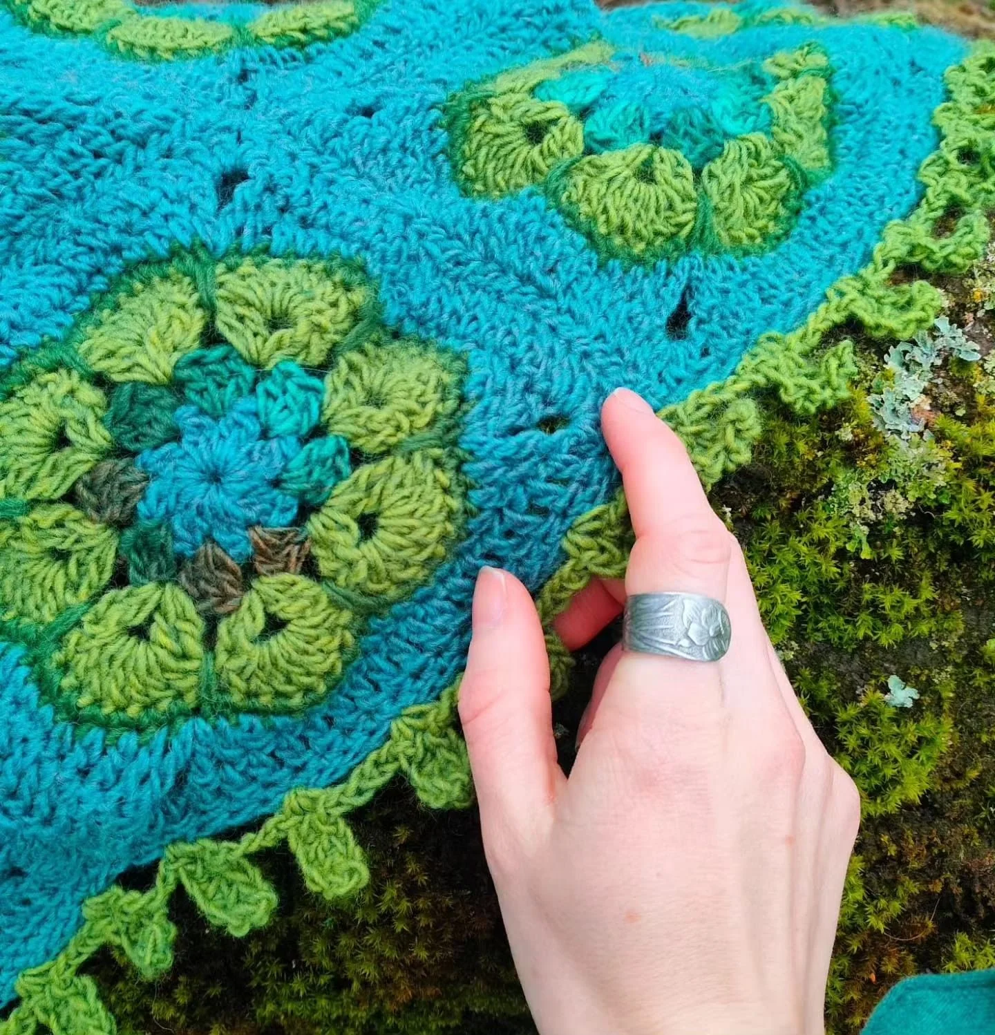 17913-blooming-garden-shawl-1.webp