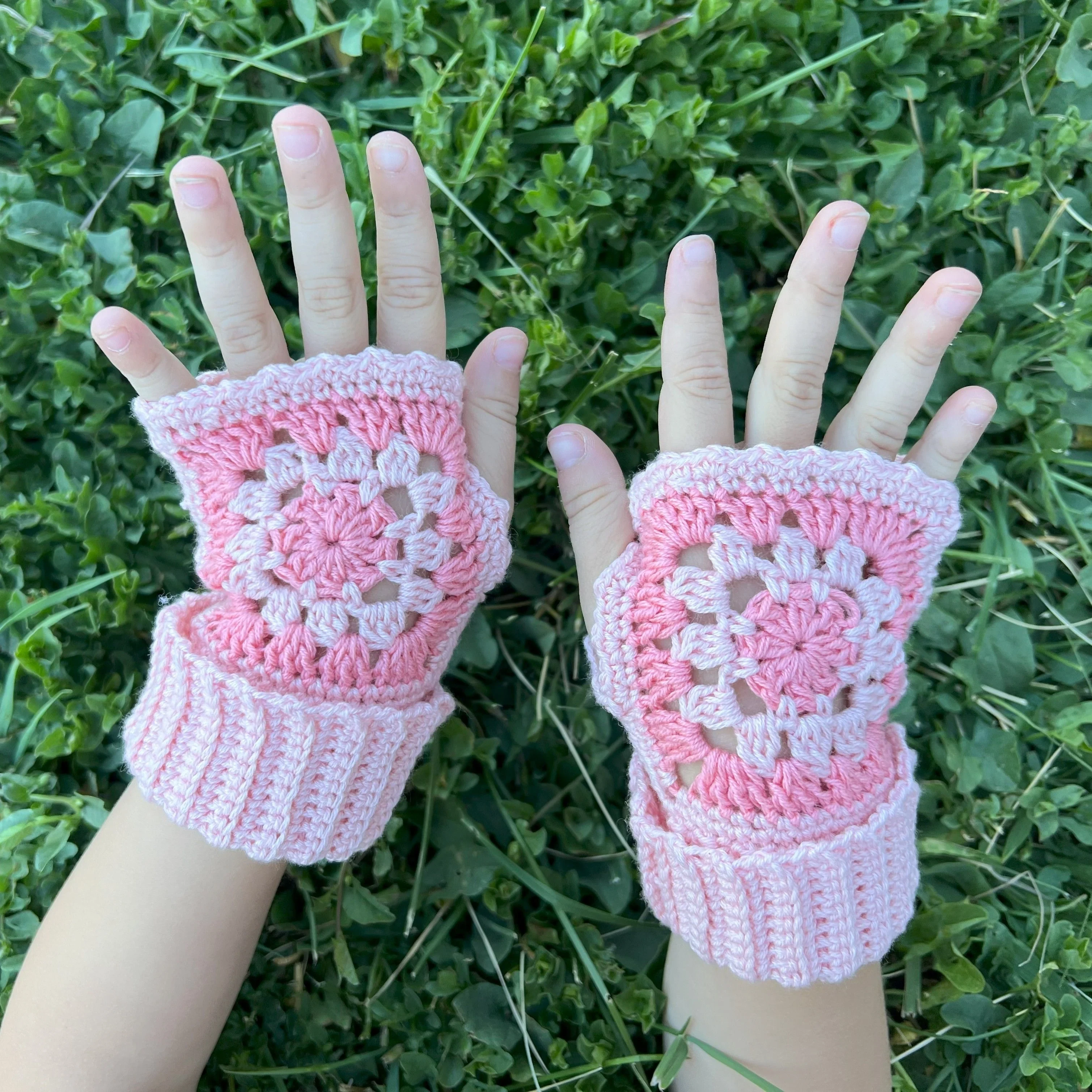 18318-dahlia-fingerless-gloves-1.webp
