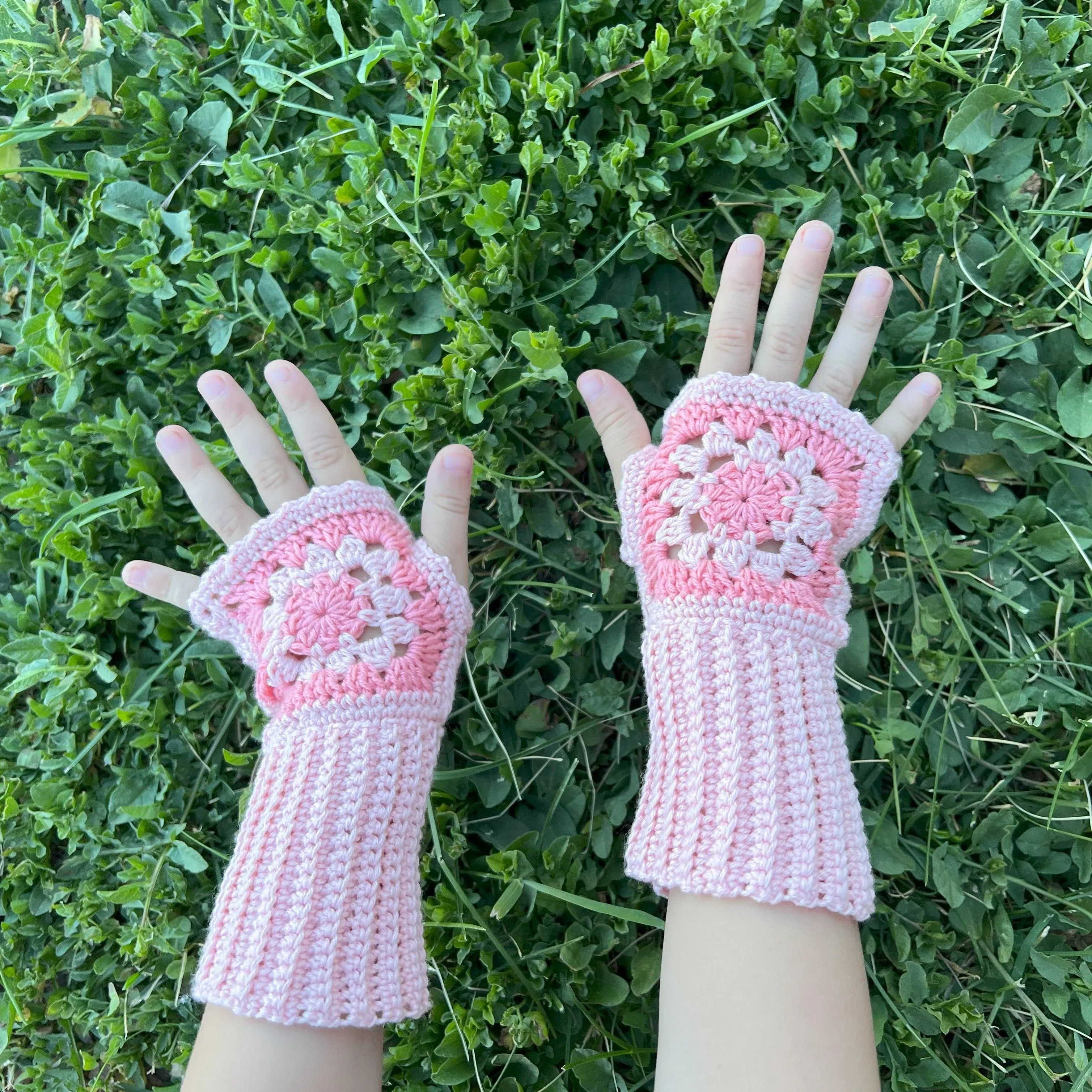 18318-dahlia-fingerless-gloves-1.webp