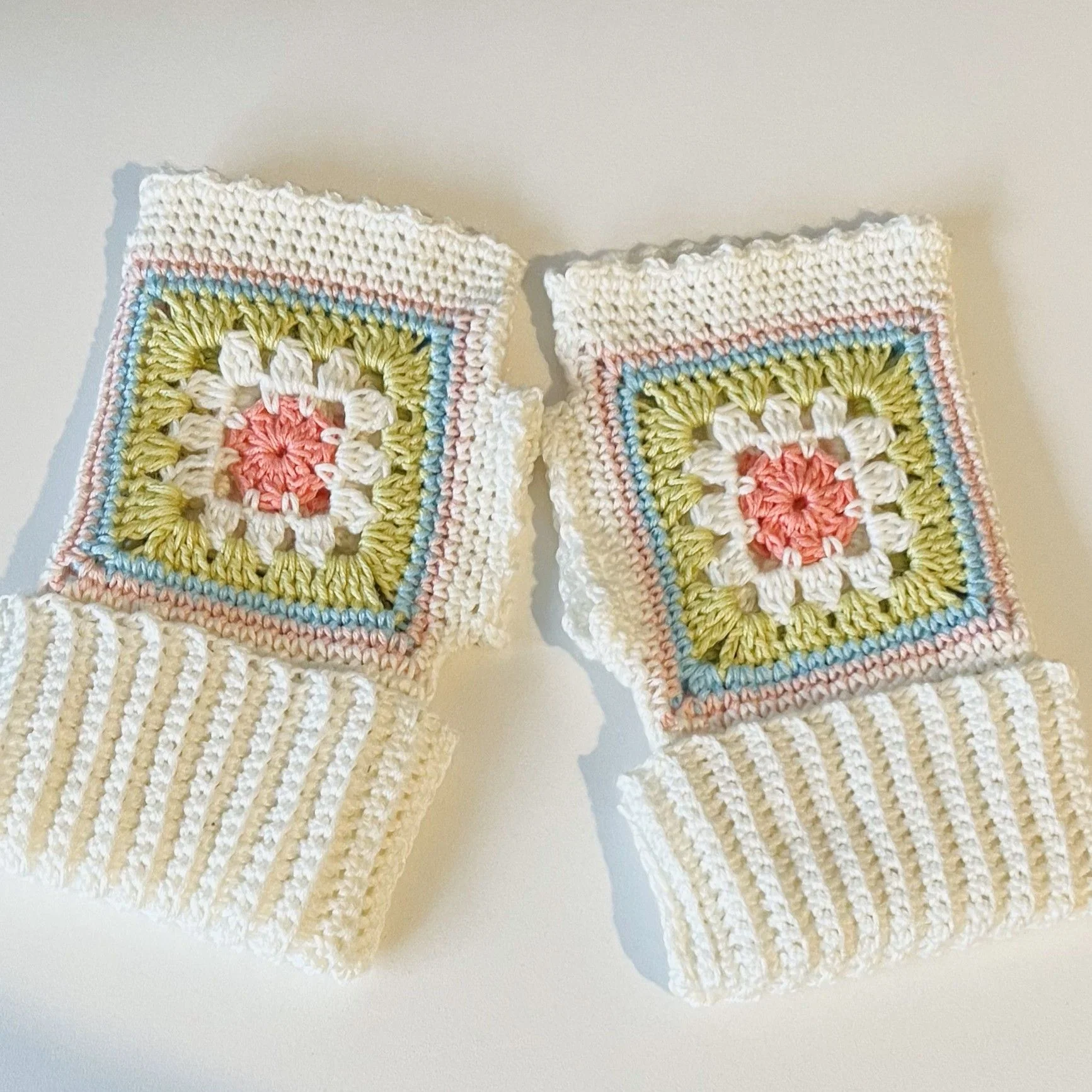 18318-dahlia-fingerless-gloves-1.webp