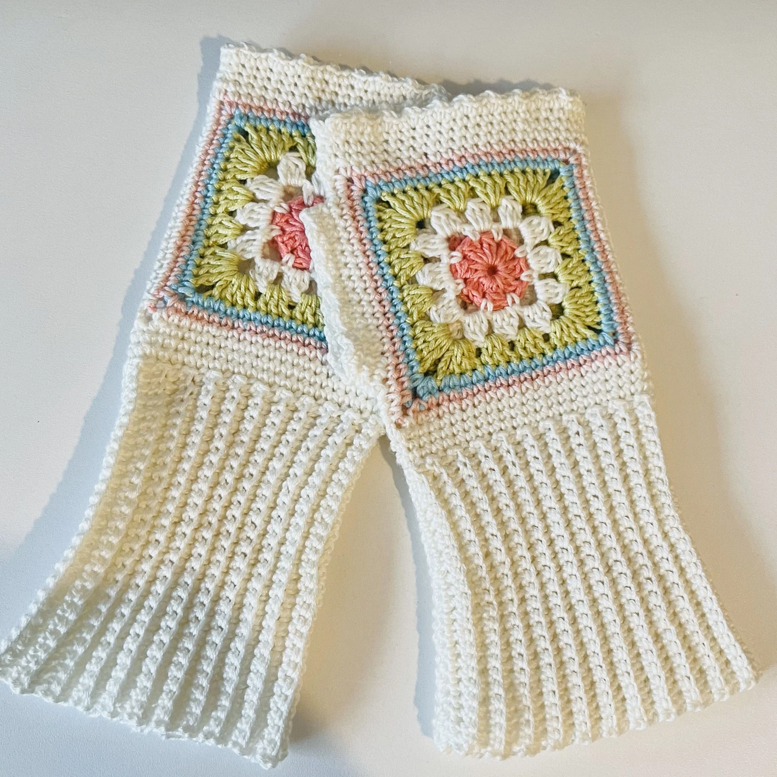 18318-dahlia-fingerless-gloves-1.webp