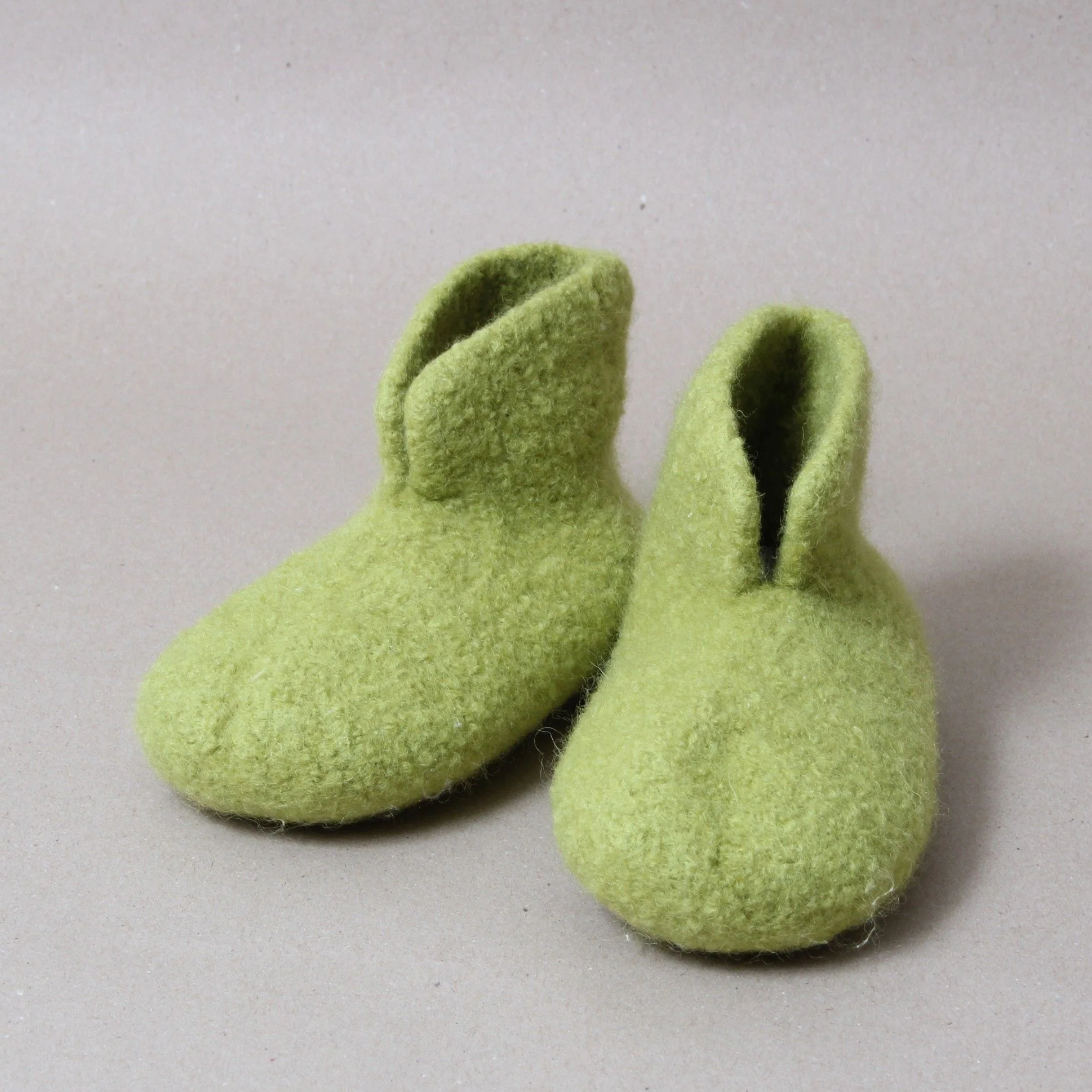 18349-chap-crocheted-children-s-slippers-1.webp