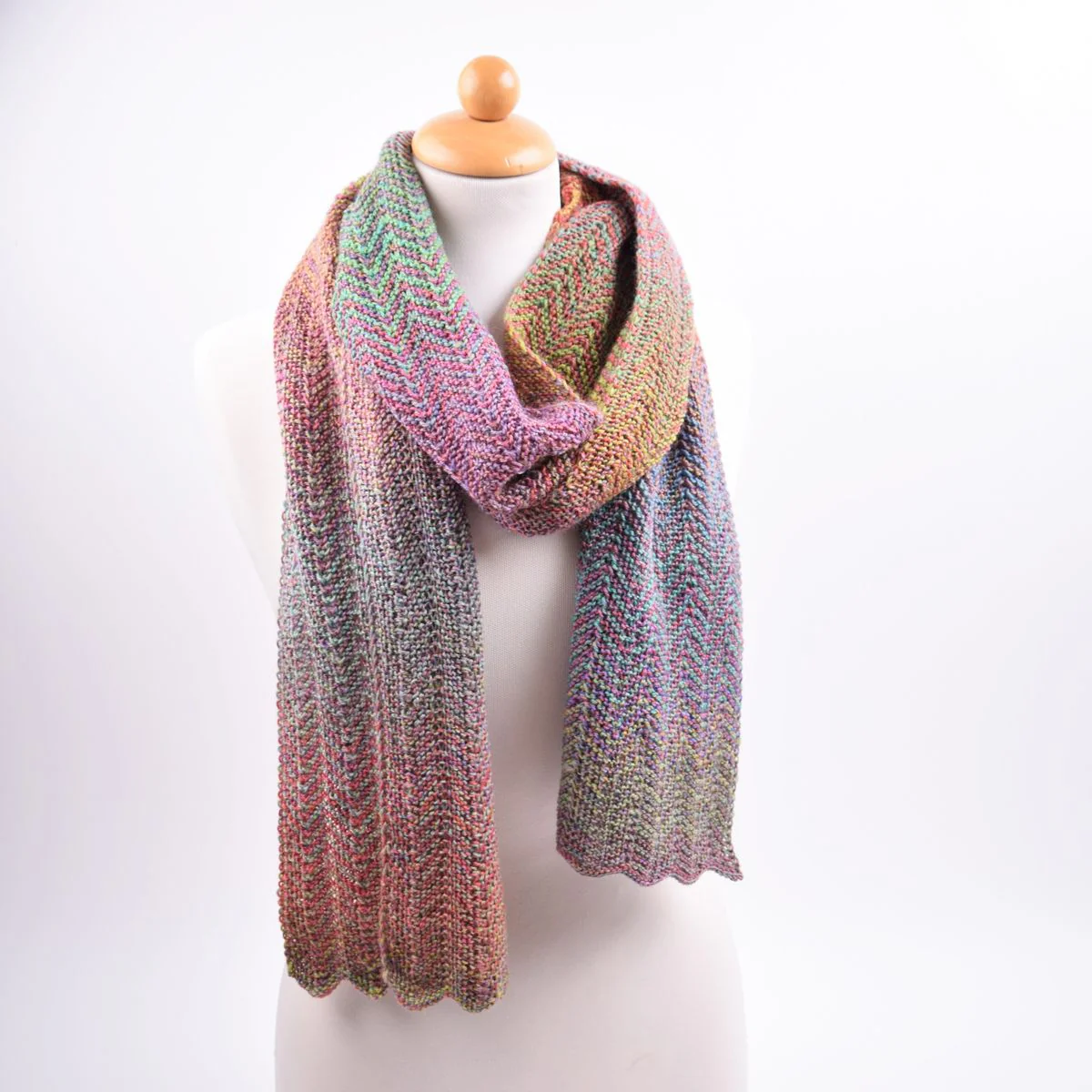 Scarf in zigzag pattern