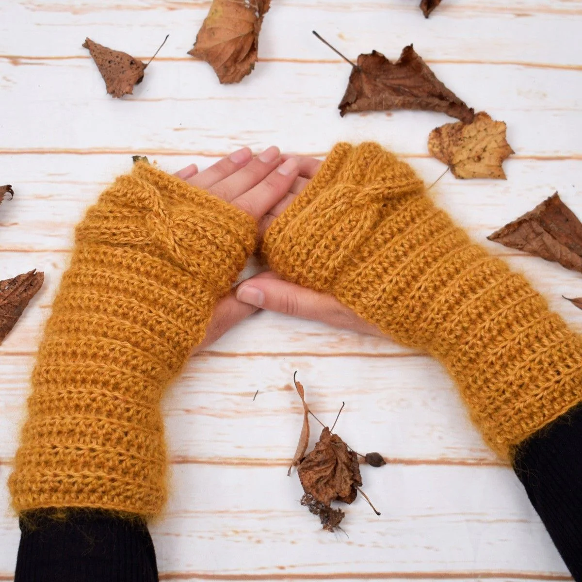 Nynne â Wrist Warmers