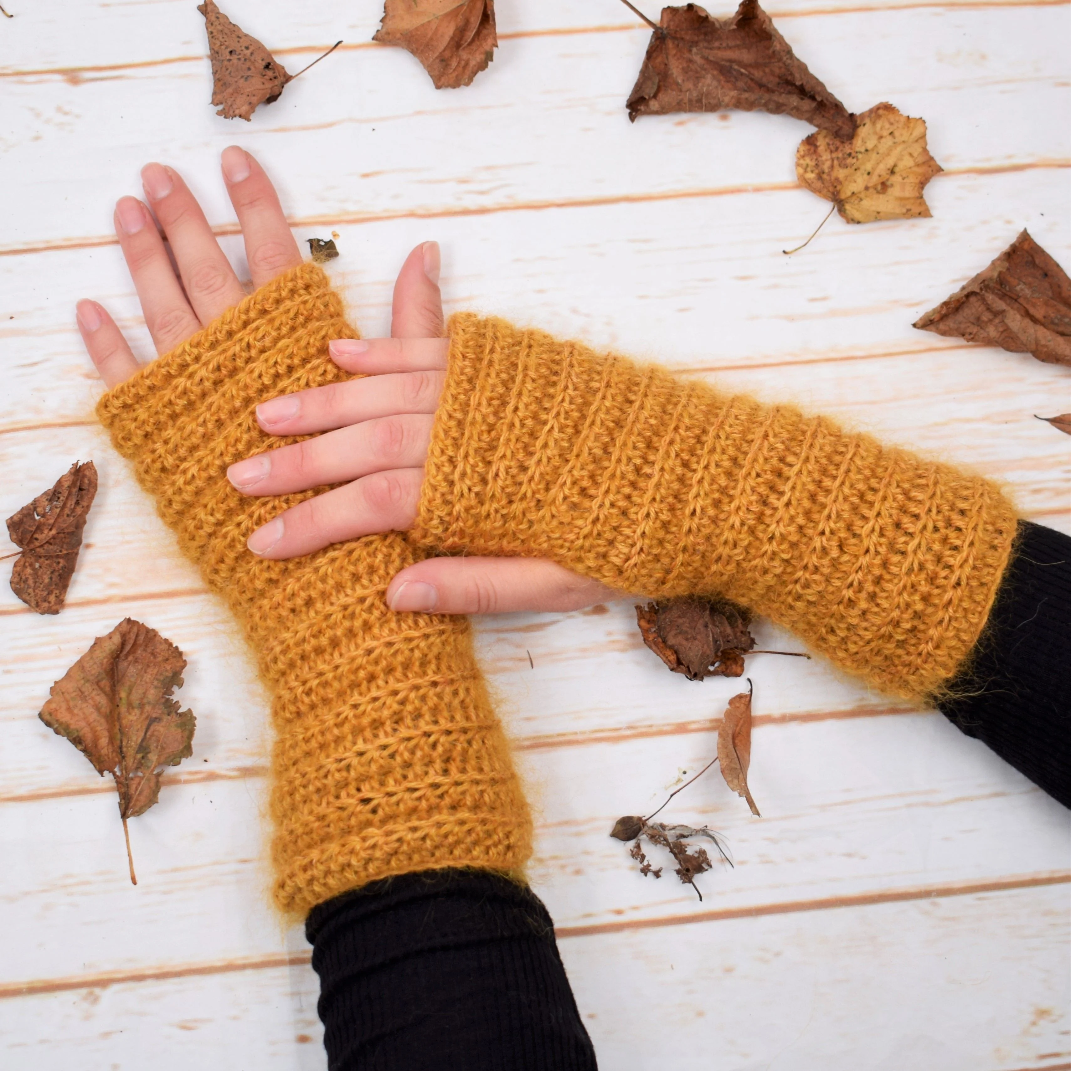 18539-nynne-wrist-warmers-1.webp