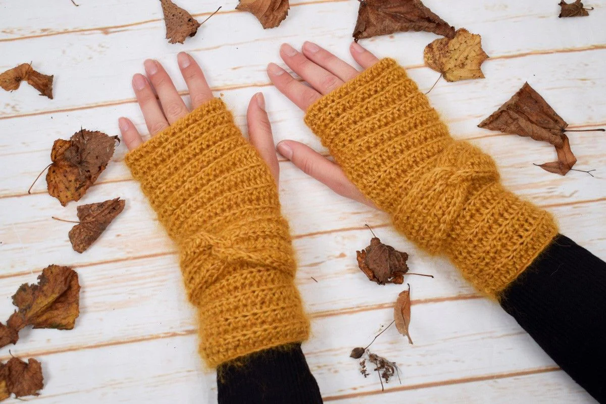 18539-nynne-wrist-warmers-1.webp