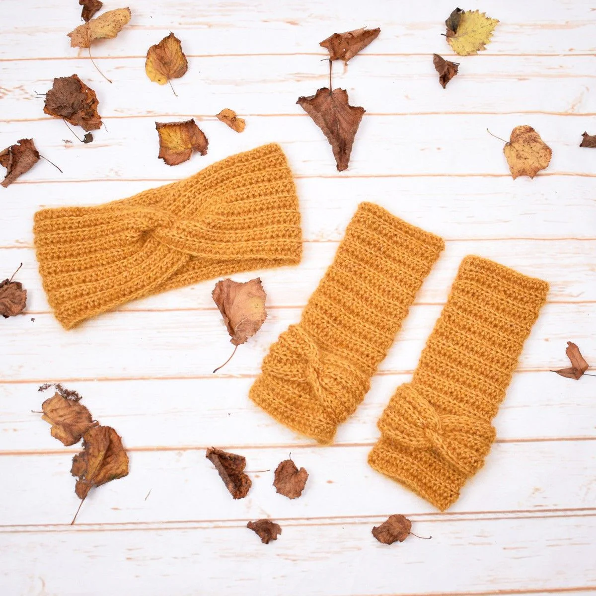 18539-nynne-wrist-warmers-1.webp
