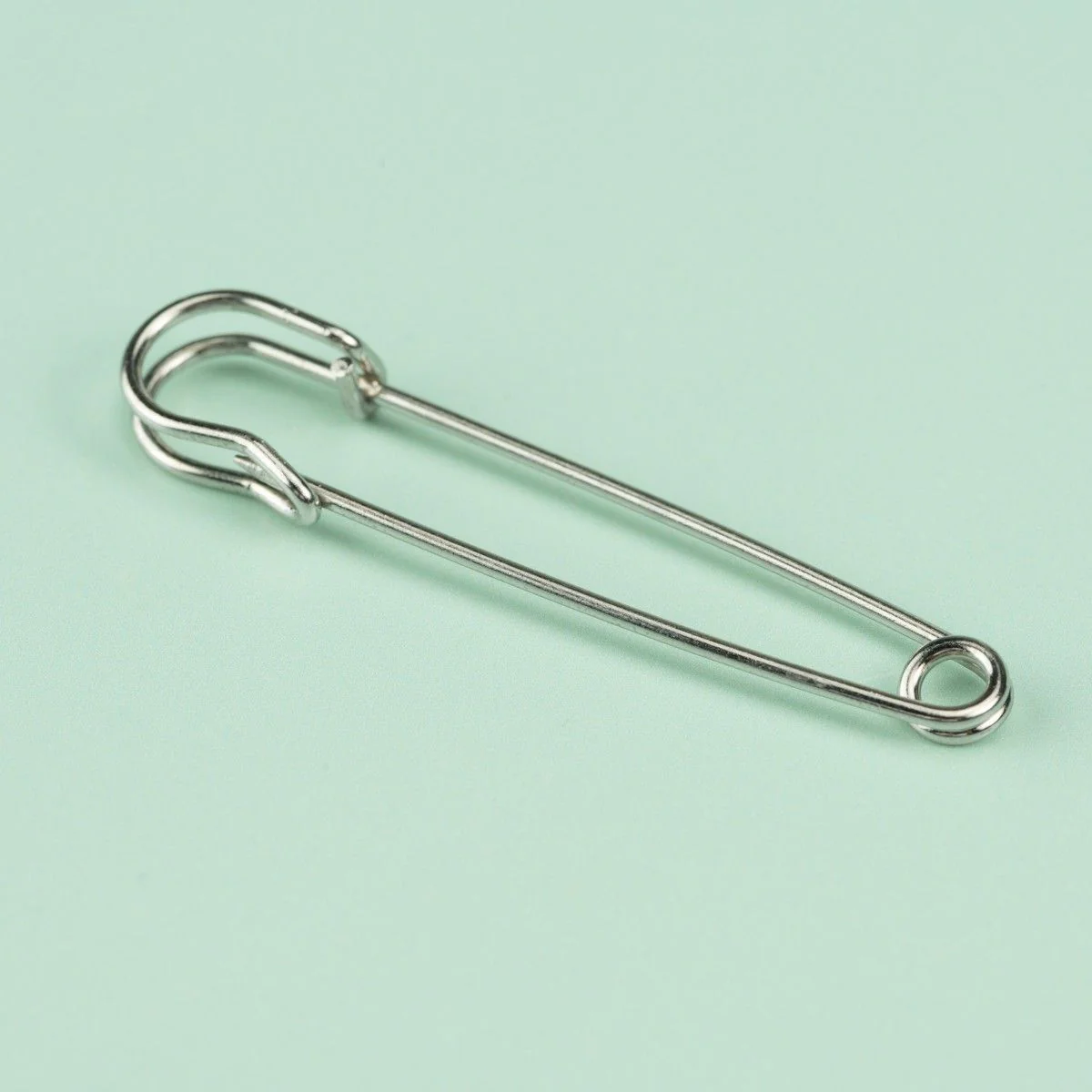 1928-stitch-markers-w-shawl-needle-1.webp