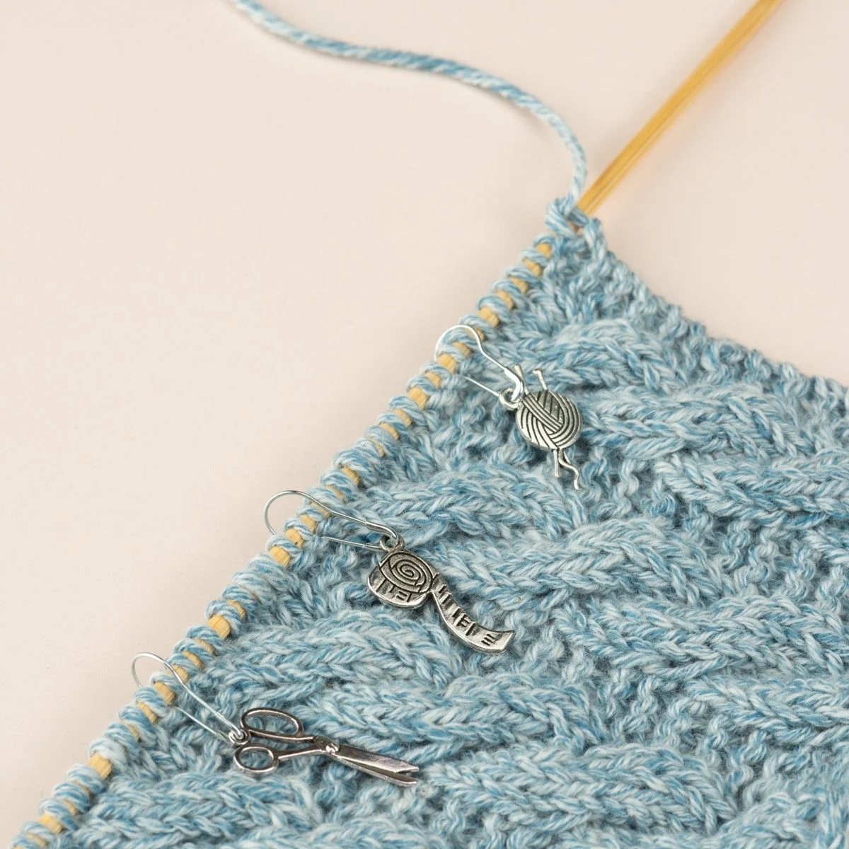 1928-stitch-markers-w-shawl-needle-1.webp