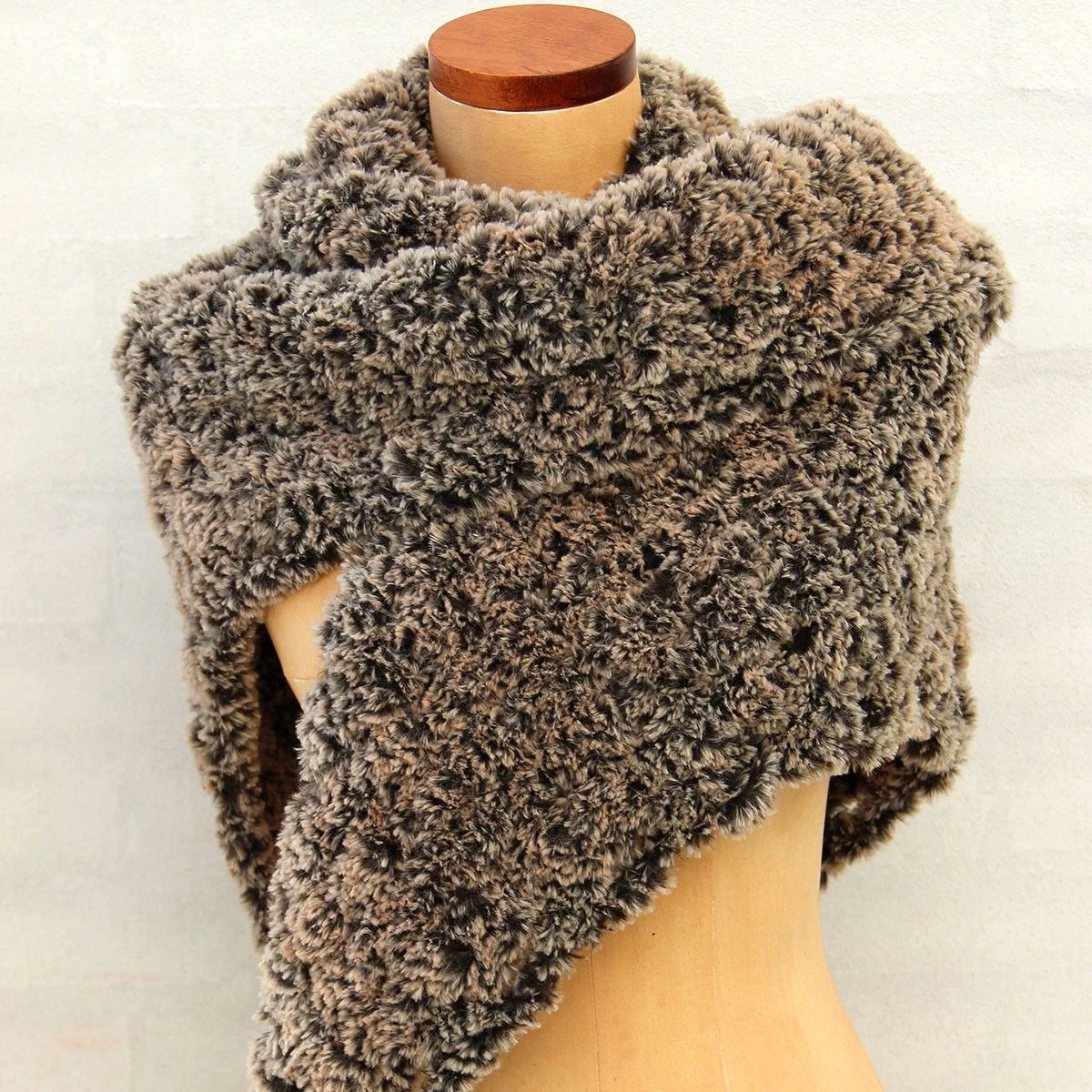 19399-granny-shawl-fur-lux-1.webp