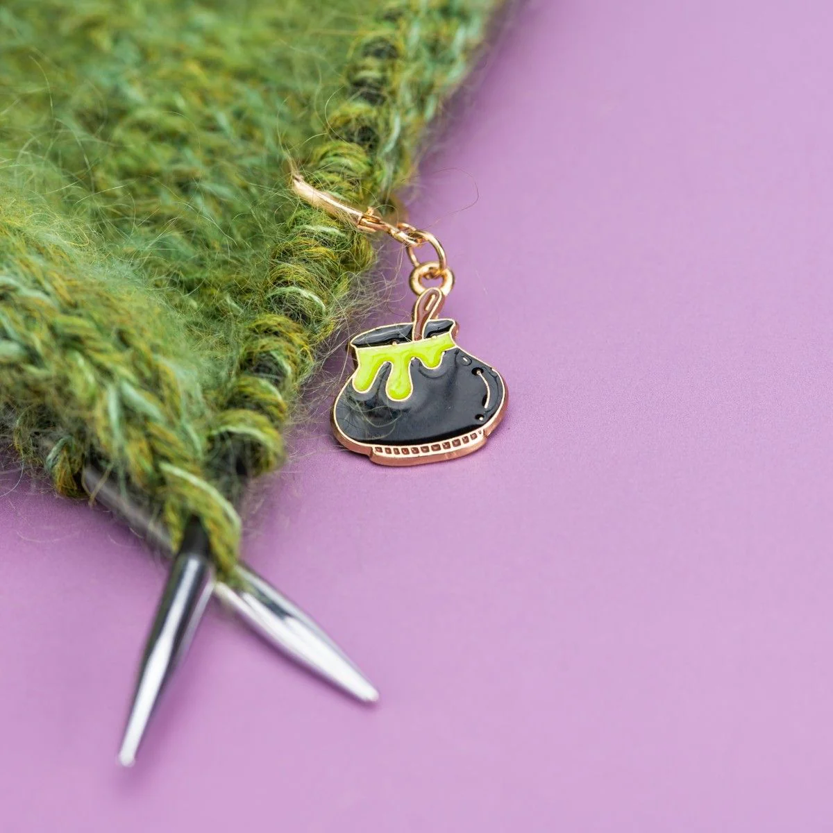 2032-halloween-stitch-markers-1.webp